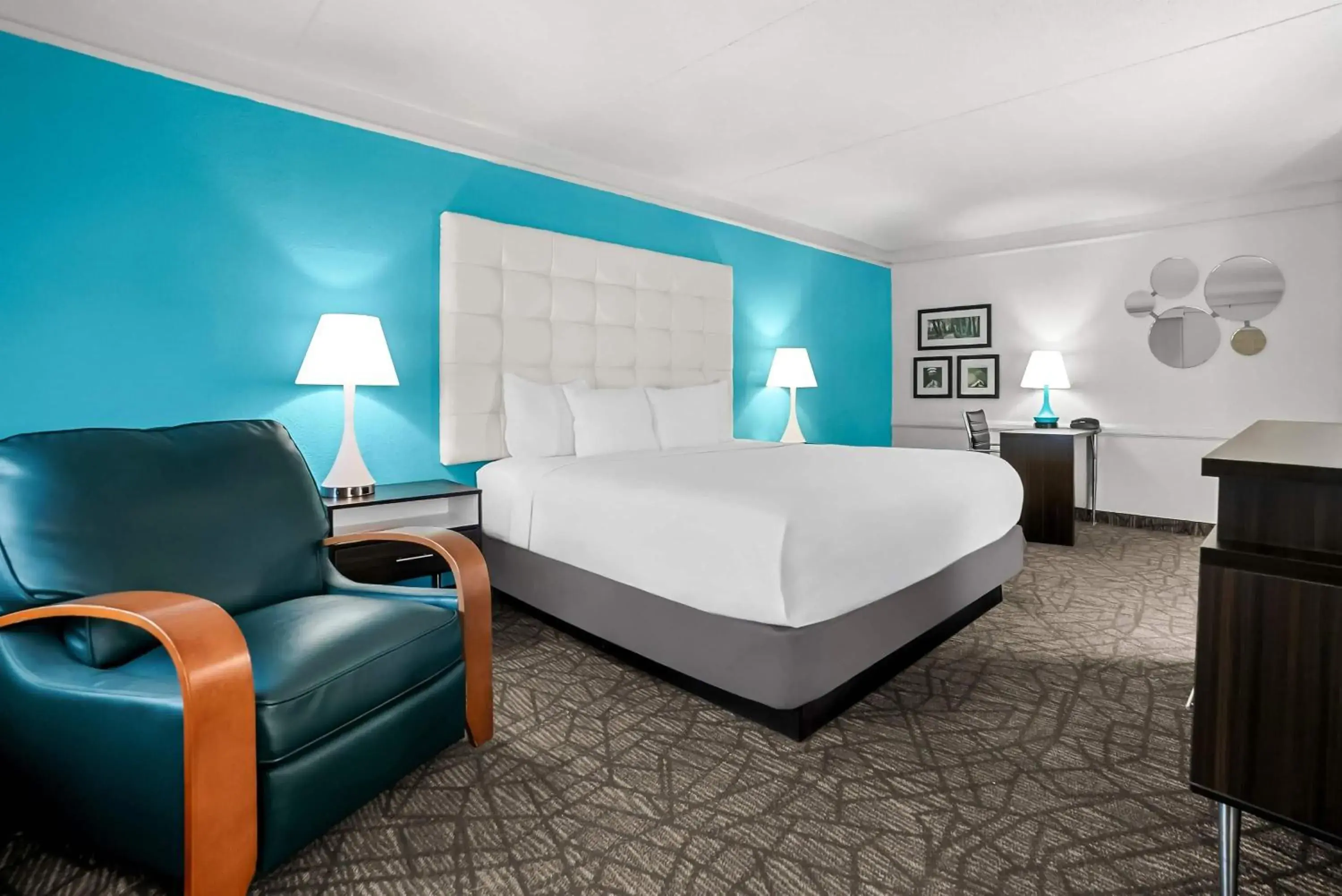 King Room with Bath Tub - Mobility Accessible/Non-Smoking in Howard Johnson by Wyndham Columbus Fort Moore King Room with Bath Tub - Mobility Accessible/Non-Smoking in Howard Johnson by Wyndham Columbus Fort Moore