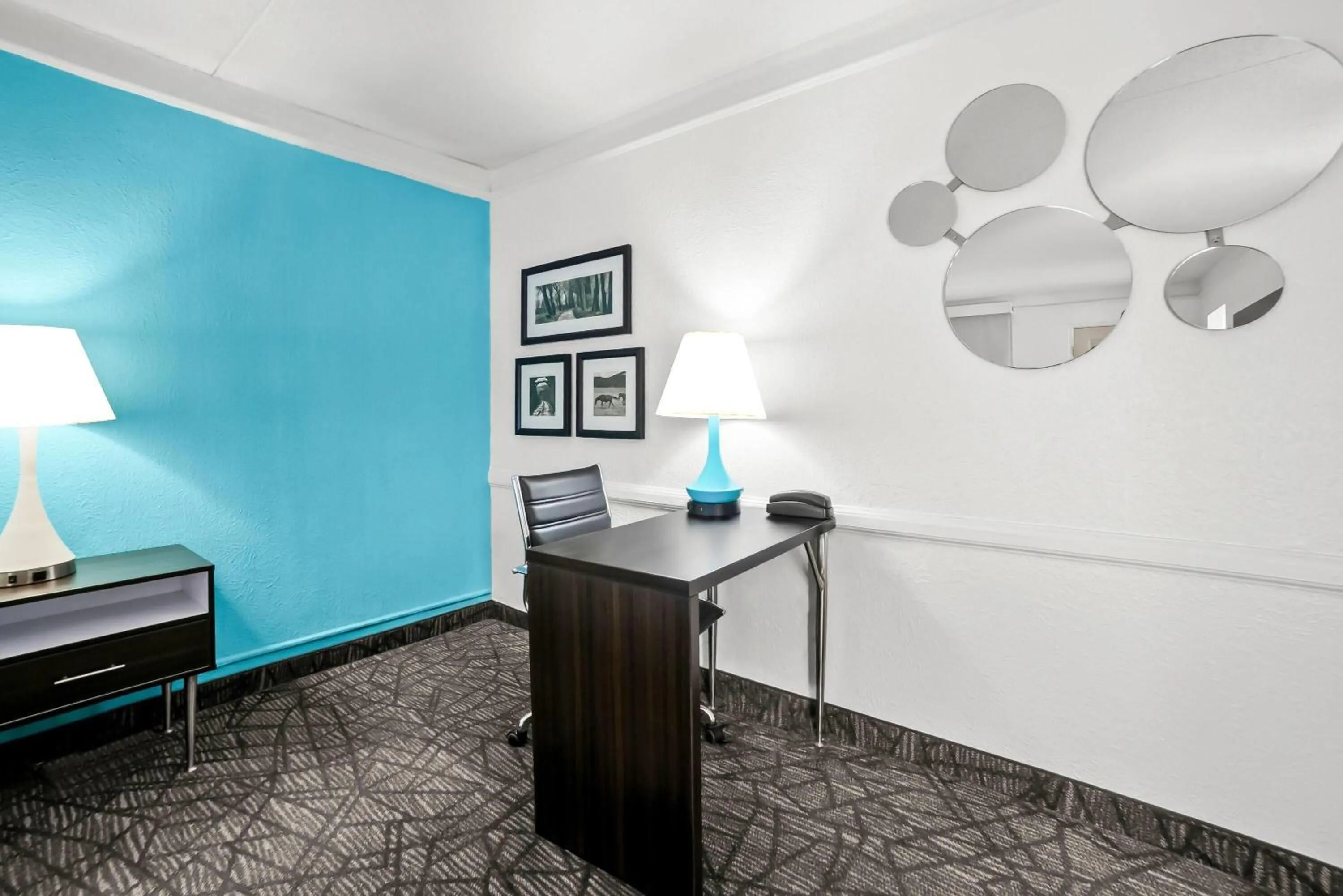 Bed in Howard Johnson by Wyndham Columbus Fort Moore