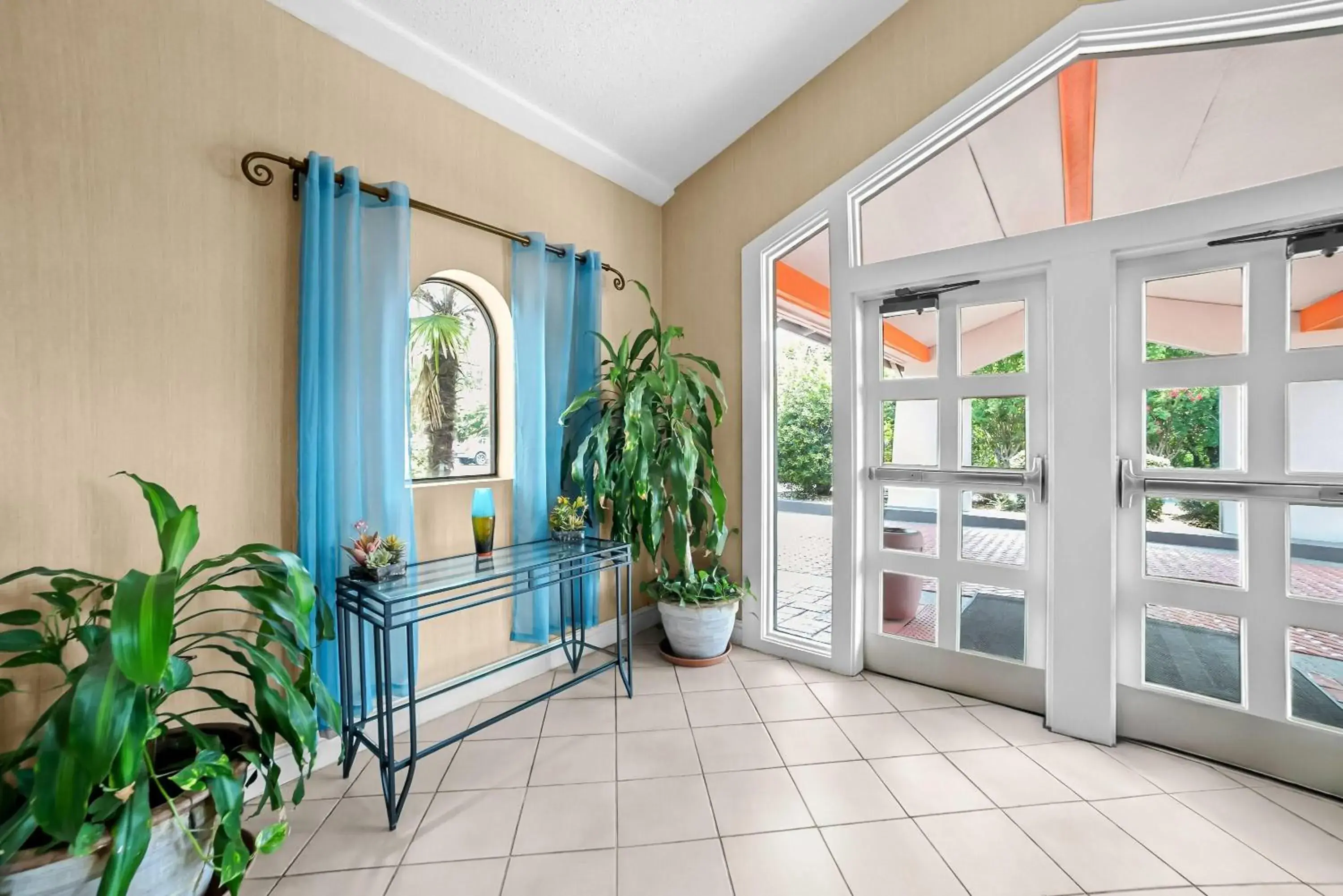 Lobby or reception in Howard Johnson by Wyndham Columbus Fort Moore Lobby or reception in Howard Johnson by Wyndham Columbus Fort Moore