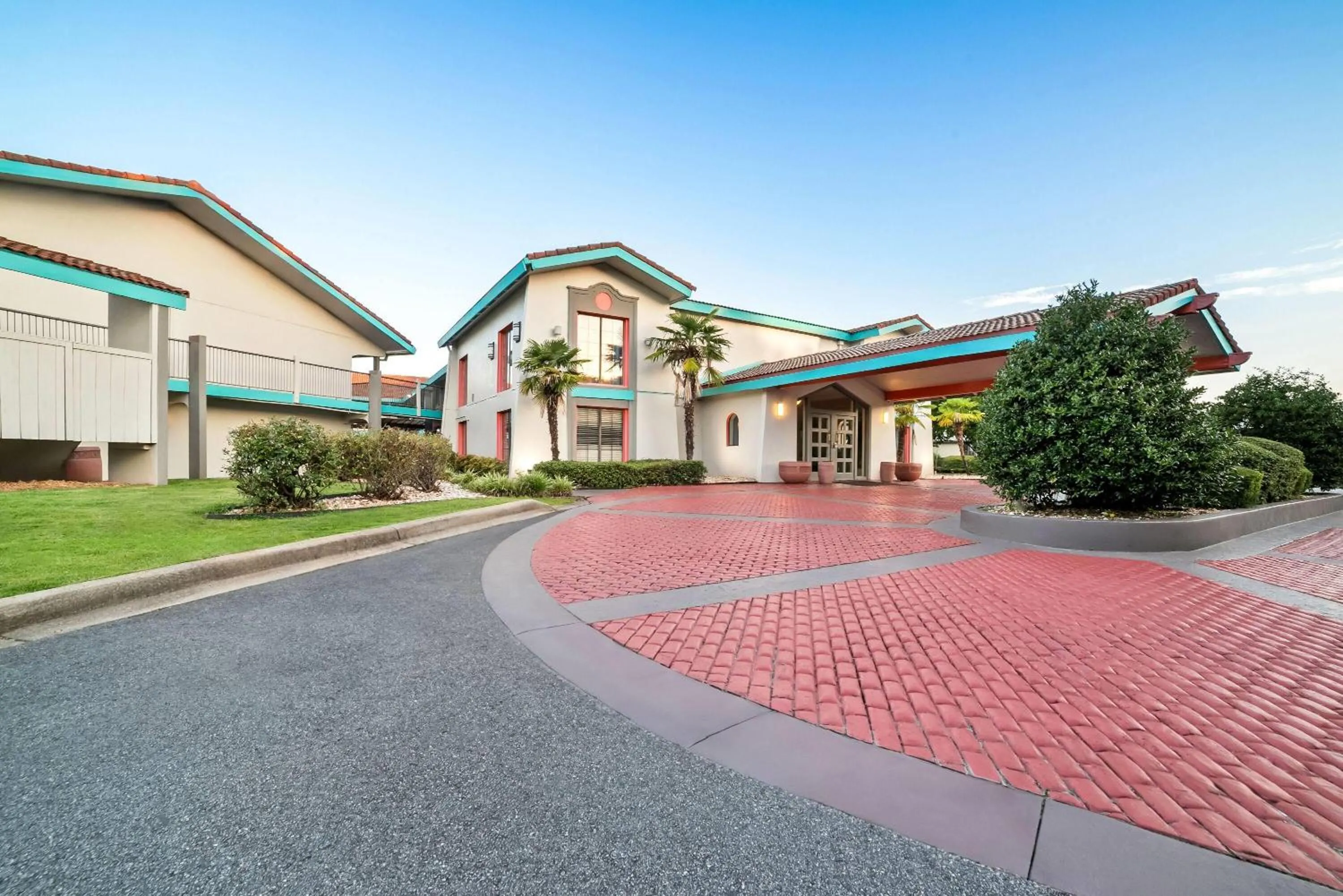 Property building in Howard Johnson by Wyndham Columbus Fort Moore