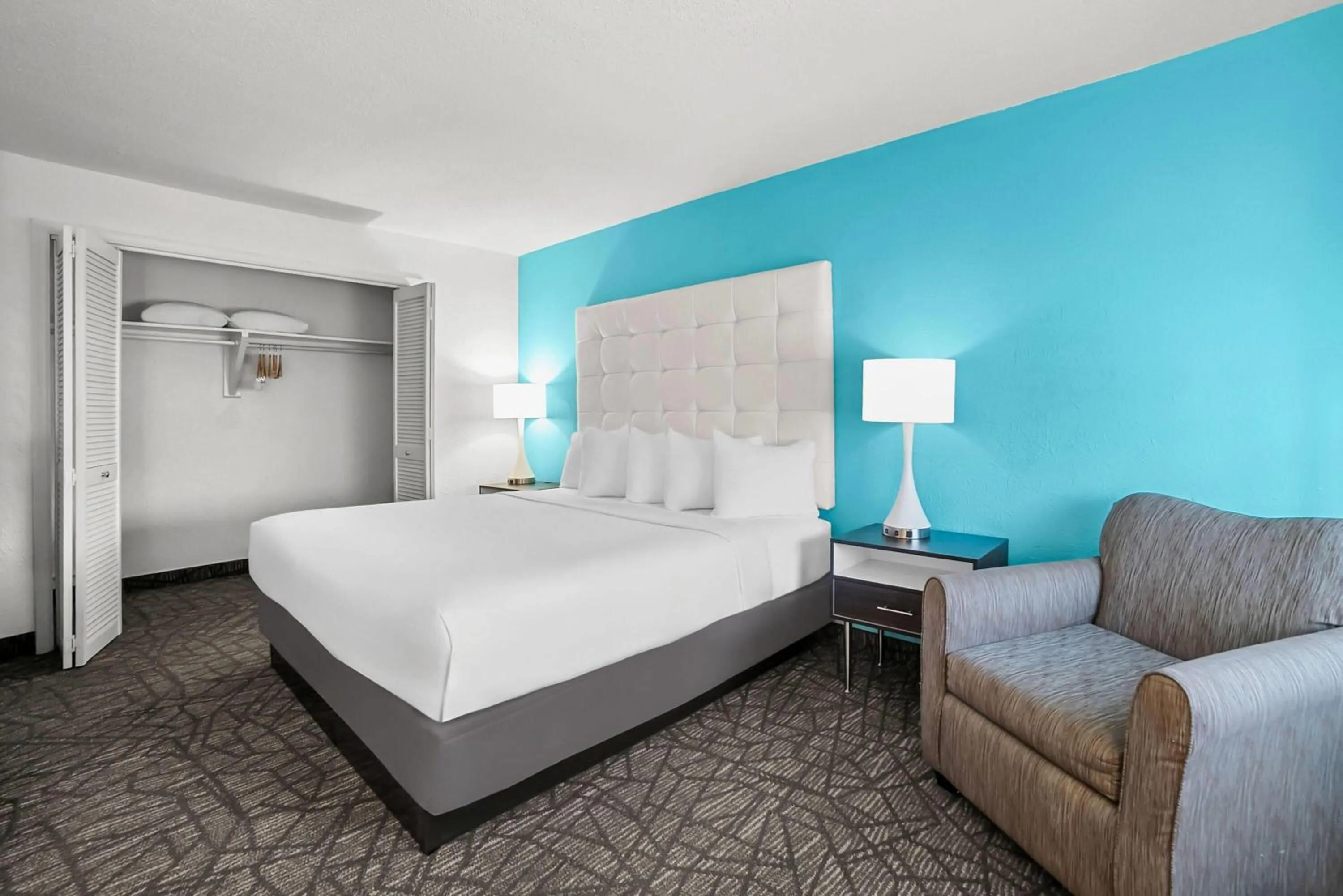 Photo of the whole room, Bed in Howard Johnson by Wyndham Columbus Fort Moore