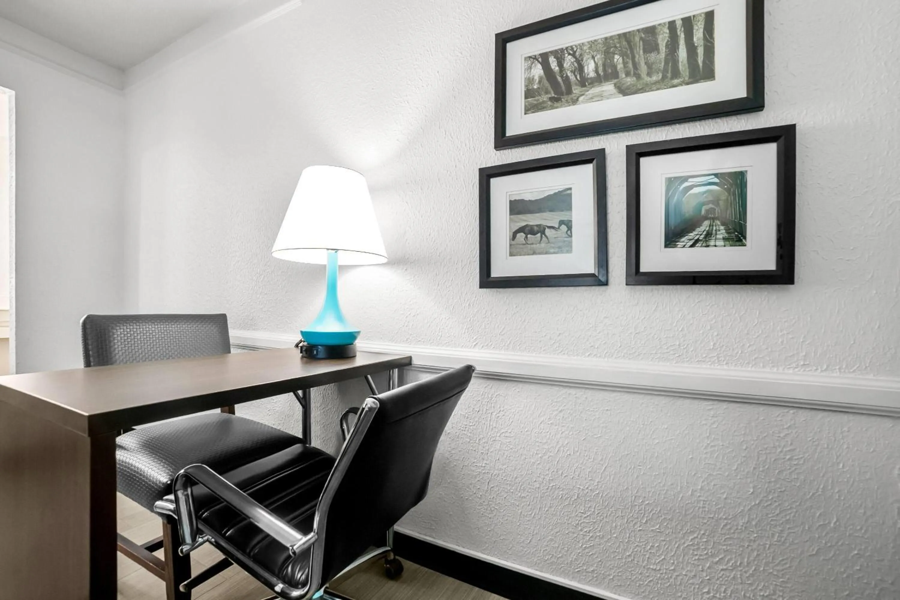 Bed in Howard Johnson by Wyndham Columbus Fort Moore