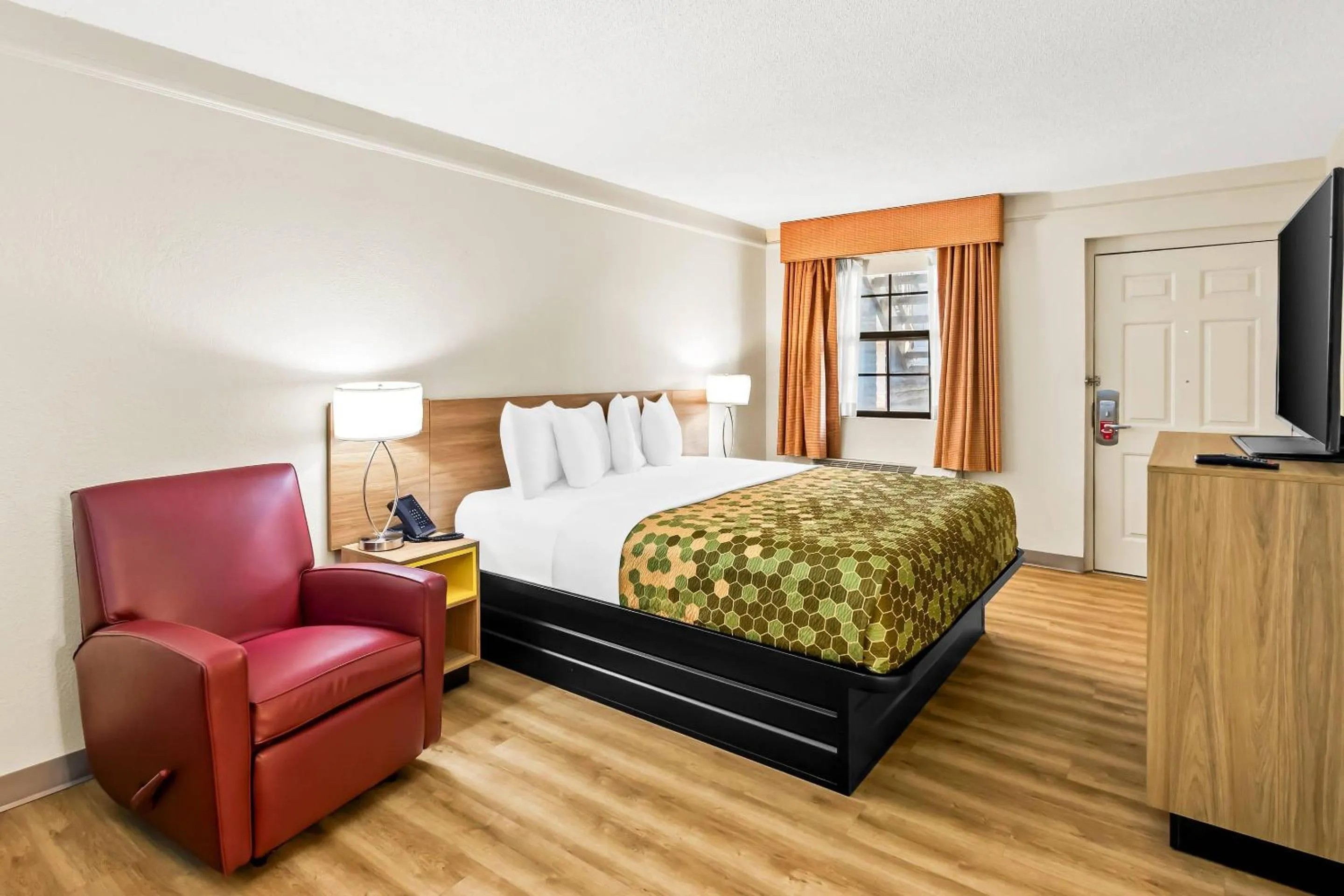 Bedroom, Bed in Econo Lodge Augusta North - Washington Road