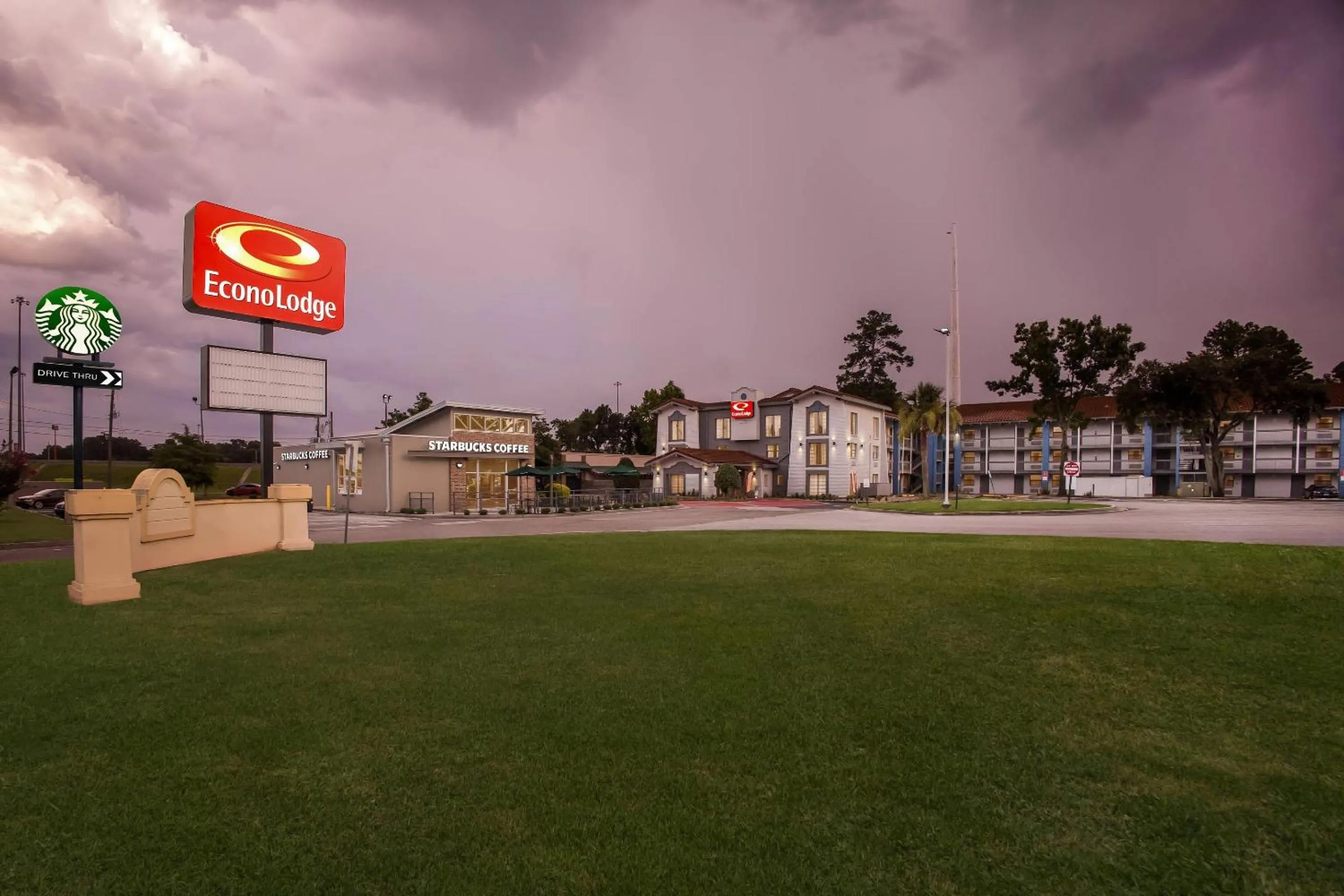 Property building in Econo Lodge Augusta North - Washington Road