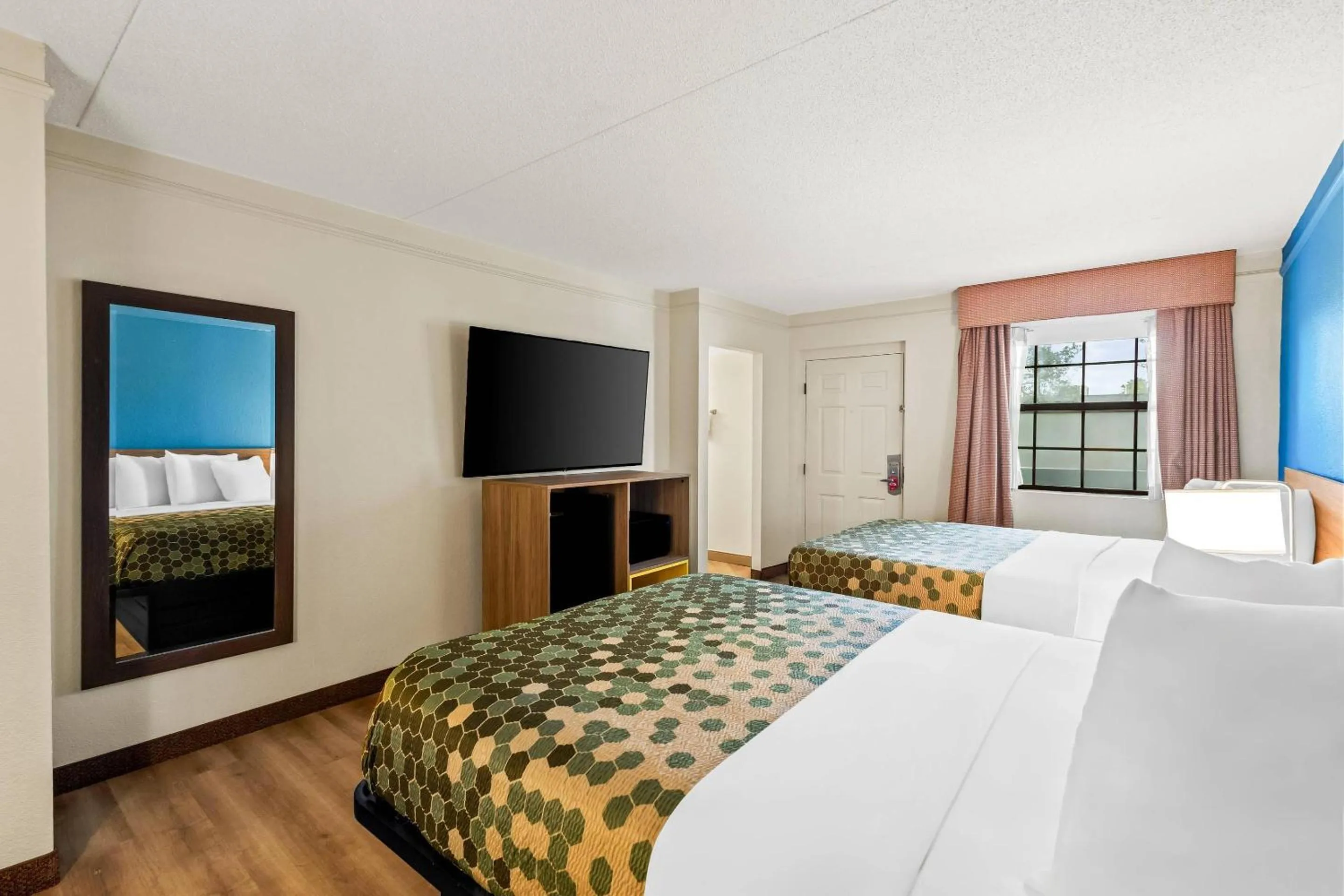 Bedroom, Bed in Econo Lodge Augusta North - Washington Road