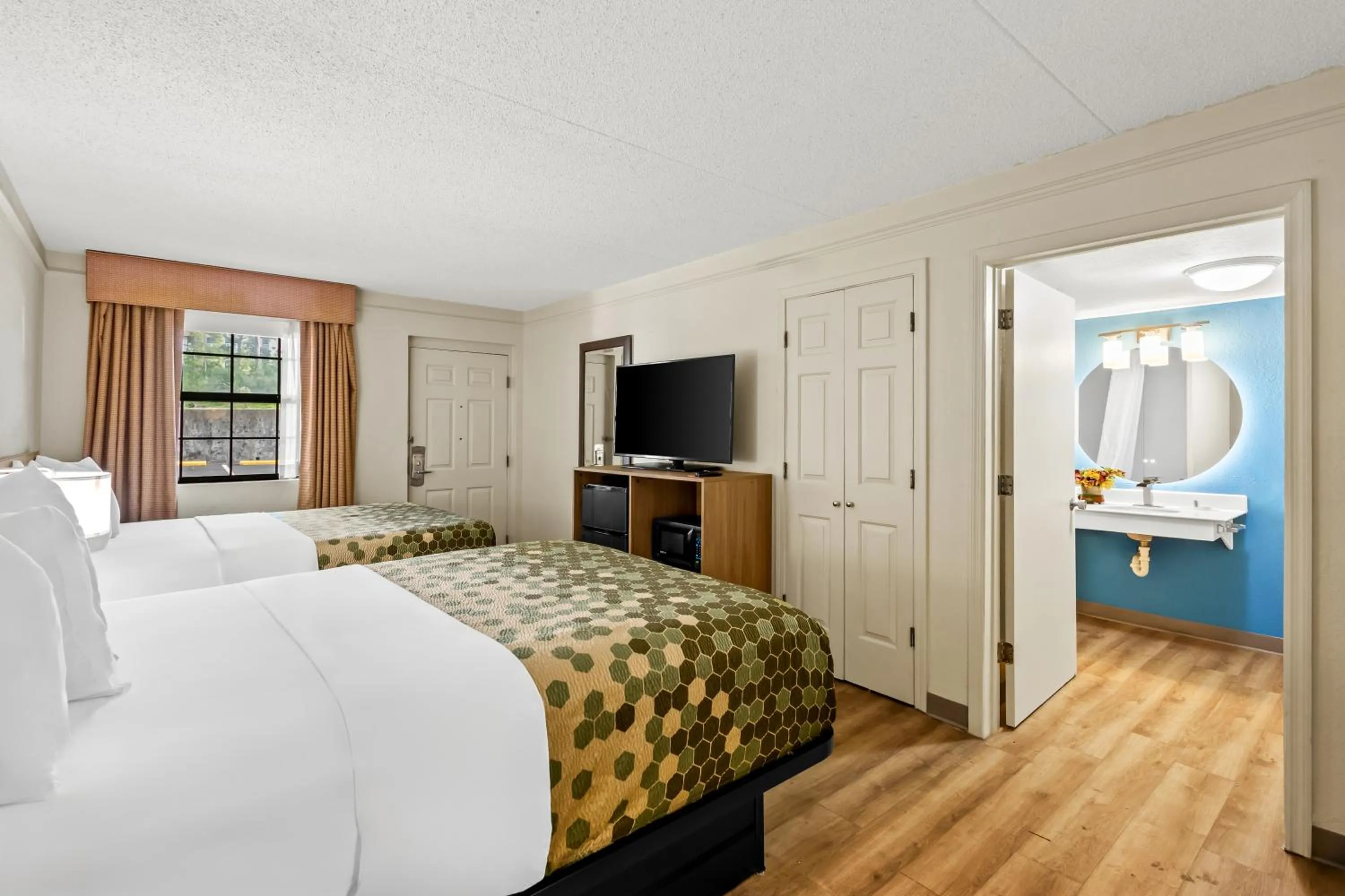 Photo of the whole room, Bed in Econo Lodge Augusta North - Washington Road