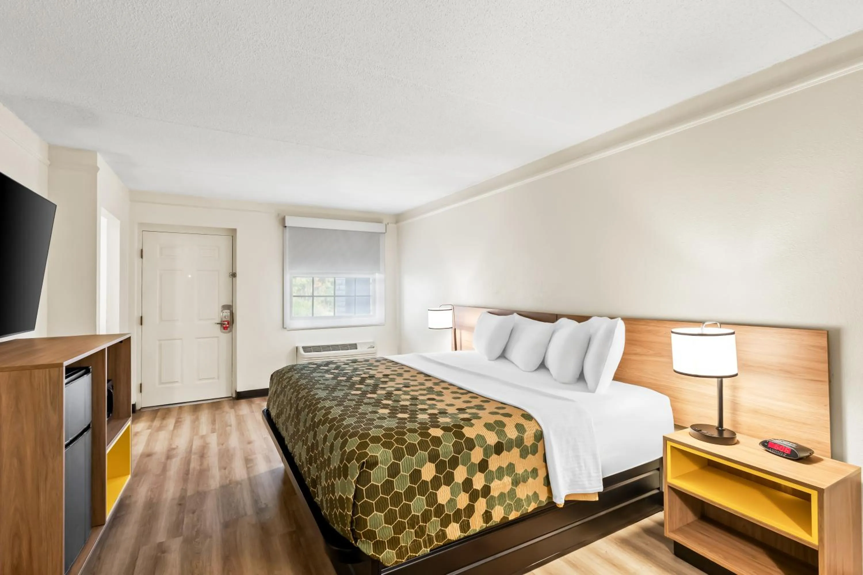 Photo of the whole room, Bed in Econo Lodge Augusta North - Washington Road