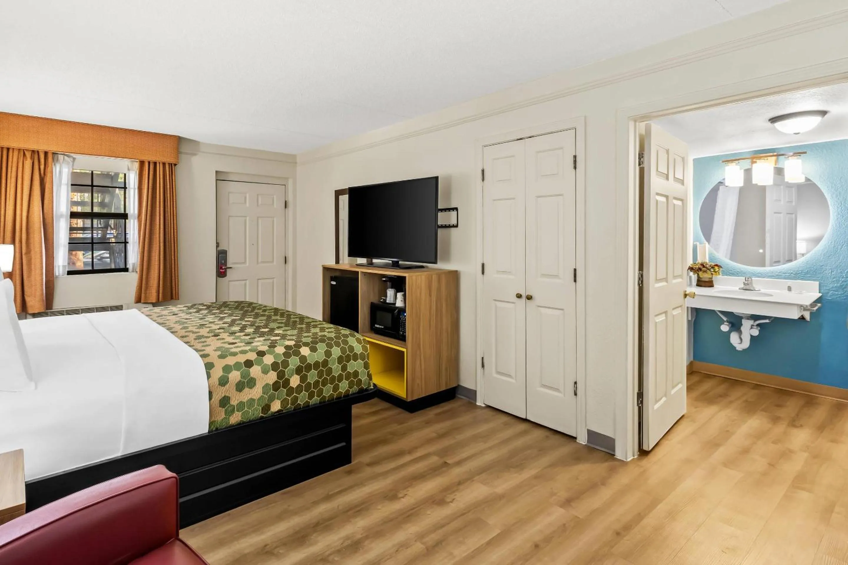 Bedroom, Bed in Econo Lodge Augusta North - Washington Road