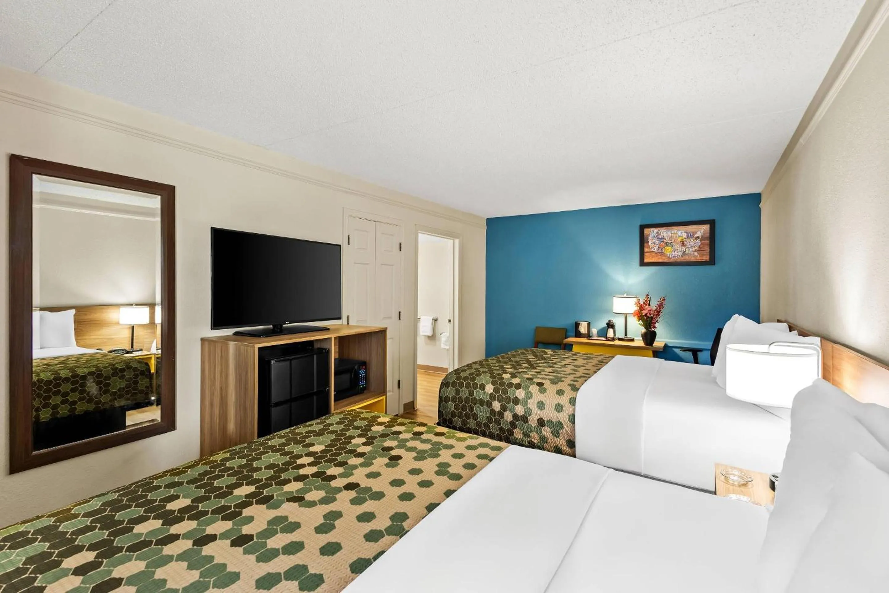 Bedroom, Bed in Econo Lodge Augusta North - Washington Road