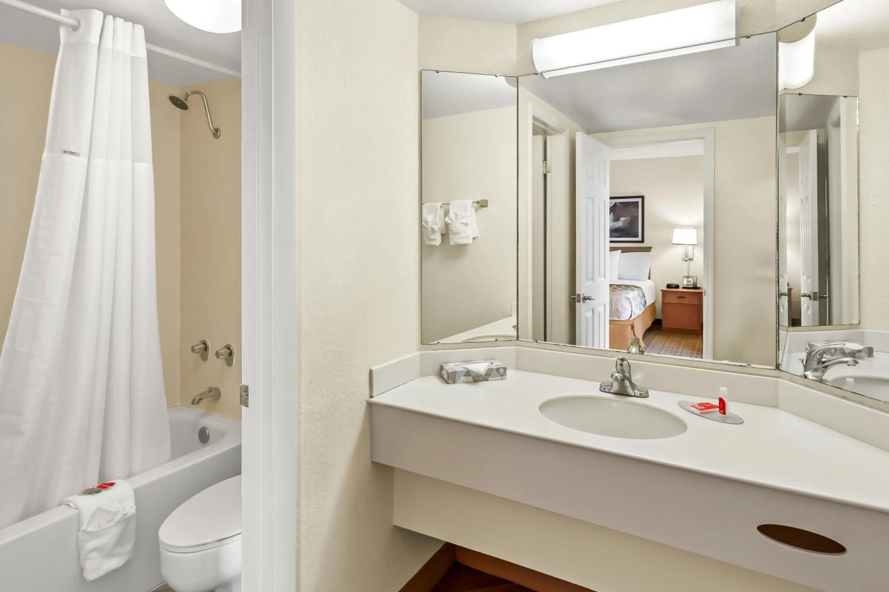 Shower in Econo Lodge Augusta North - Washington Road