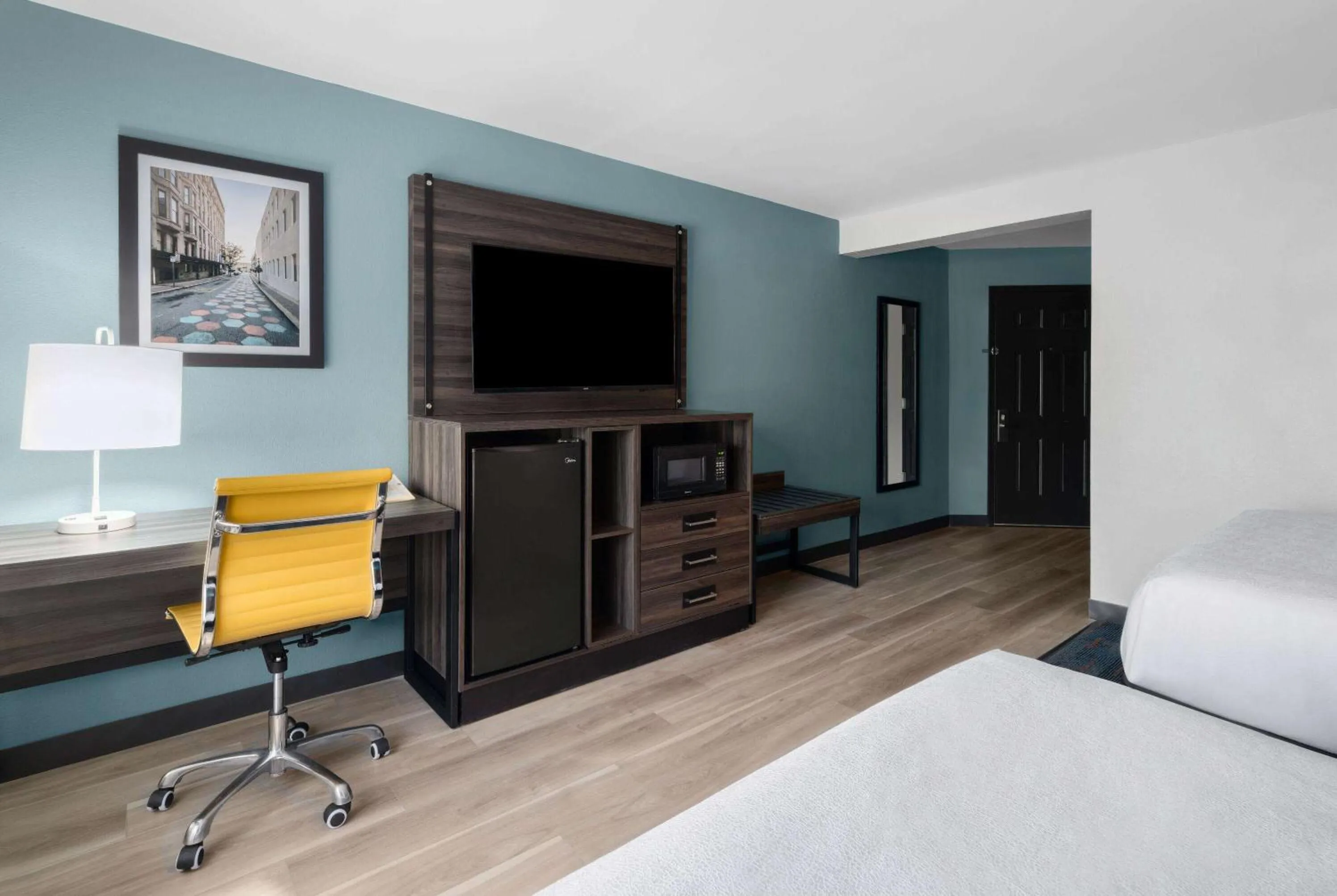 Photo of the whole room, Bed in La Quinta by Wyndham Greensboro NC