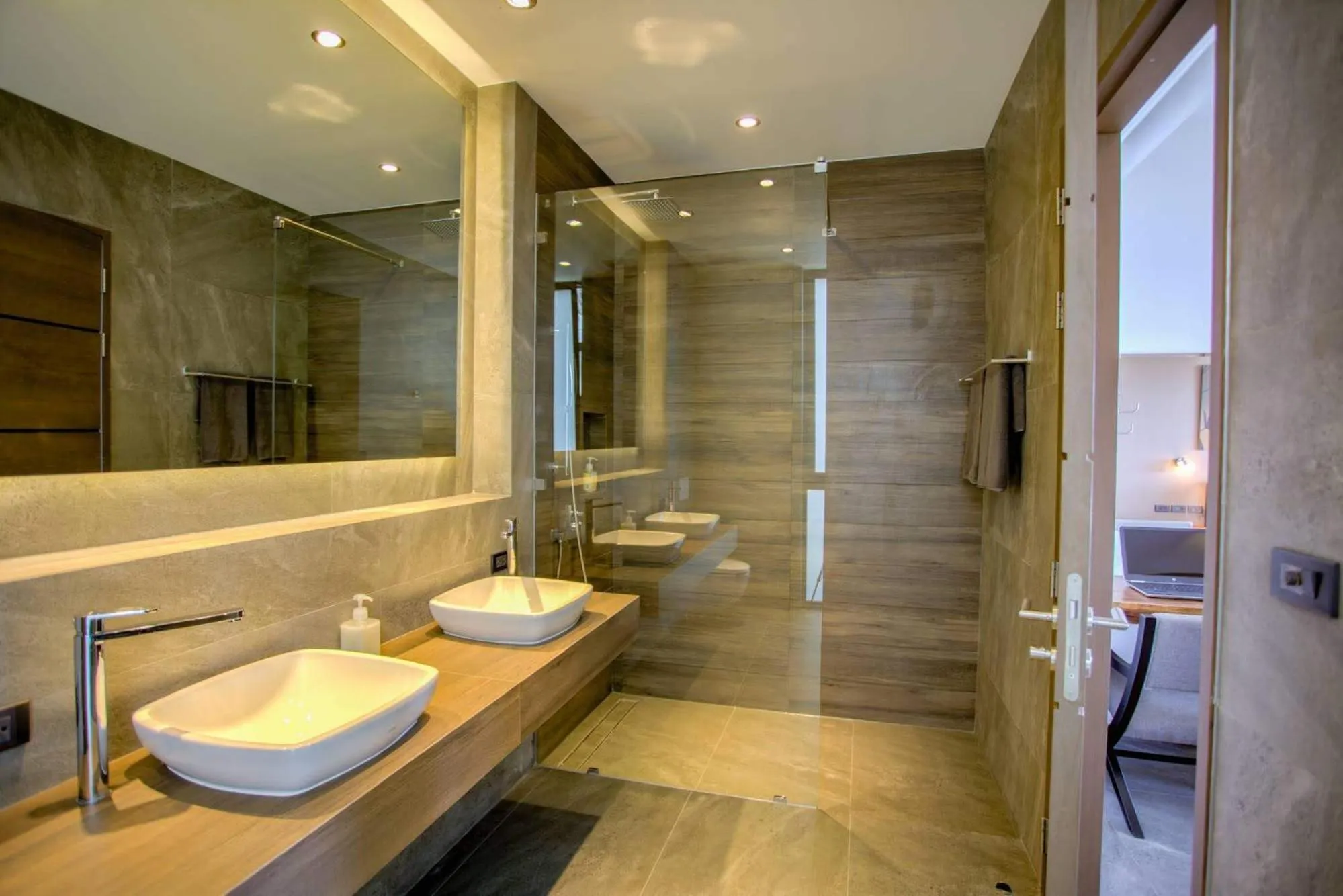 Shower in Ocean Rock Kalim