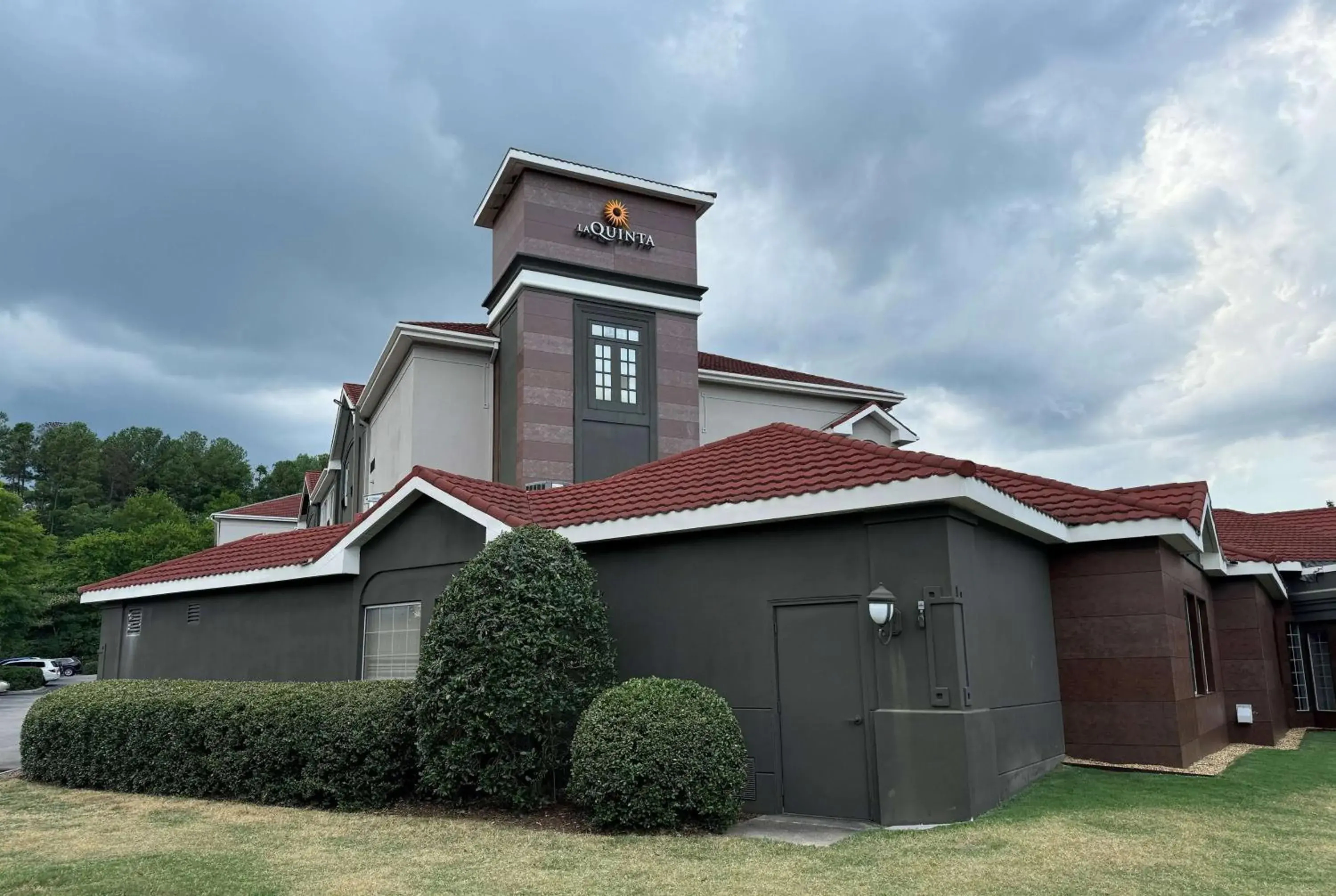 Property building in La Quinta by Wyndham Birmingham Homewood Property building in La Quinta by Wyndham Birmingham Homewood