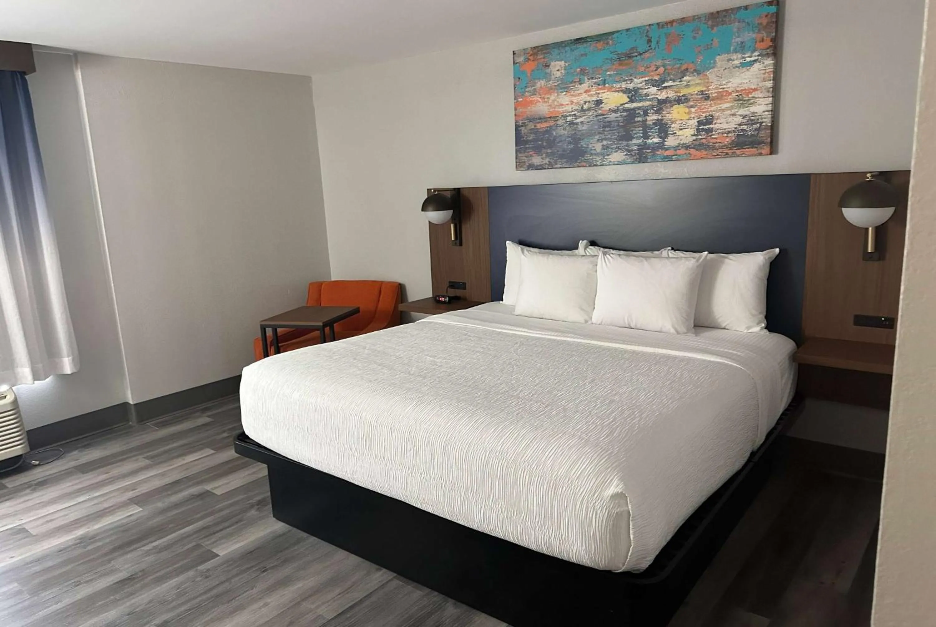 Photo of the whole room, Bed in La Quinta by Wyndham Birmingham Homewood