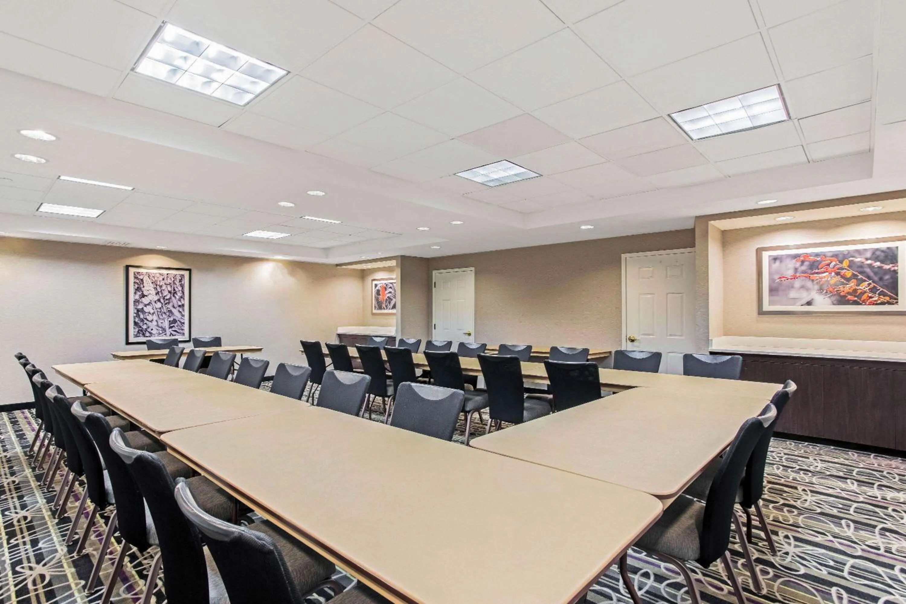 Meeting/conference room in La Quinta by Wyndham Birmingham Homewood