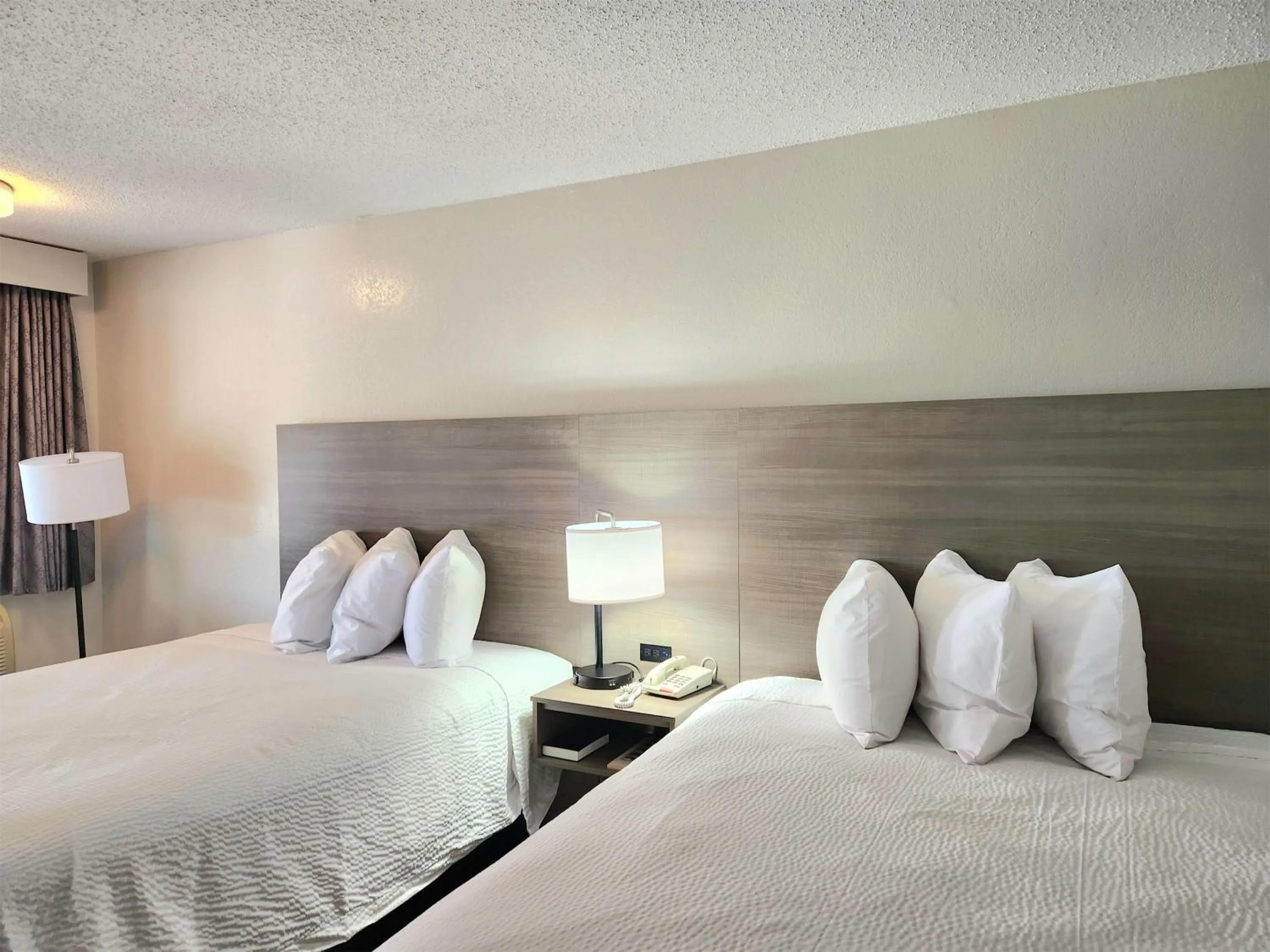 Photo of the whole room, Bed in Days Inn by Wyndham San Marcos