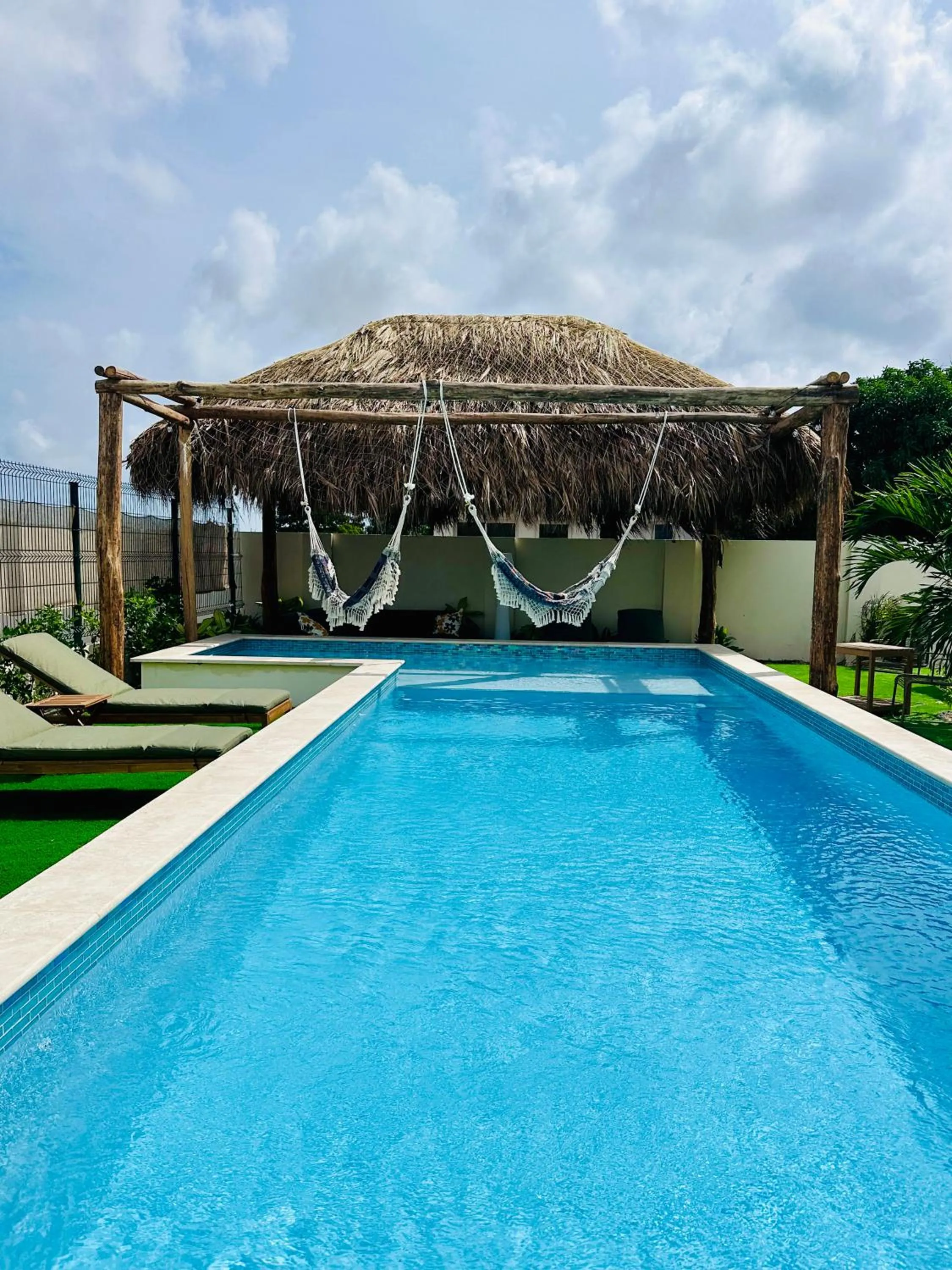 Swimming pool in Vistalmar Ocean Suites