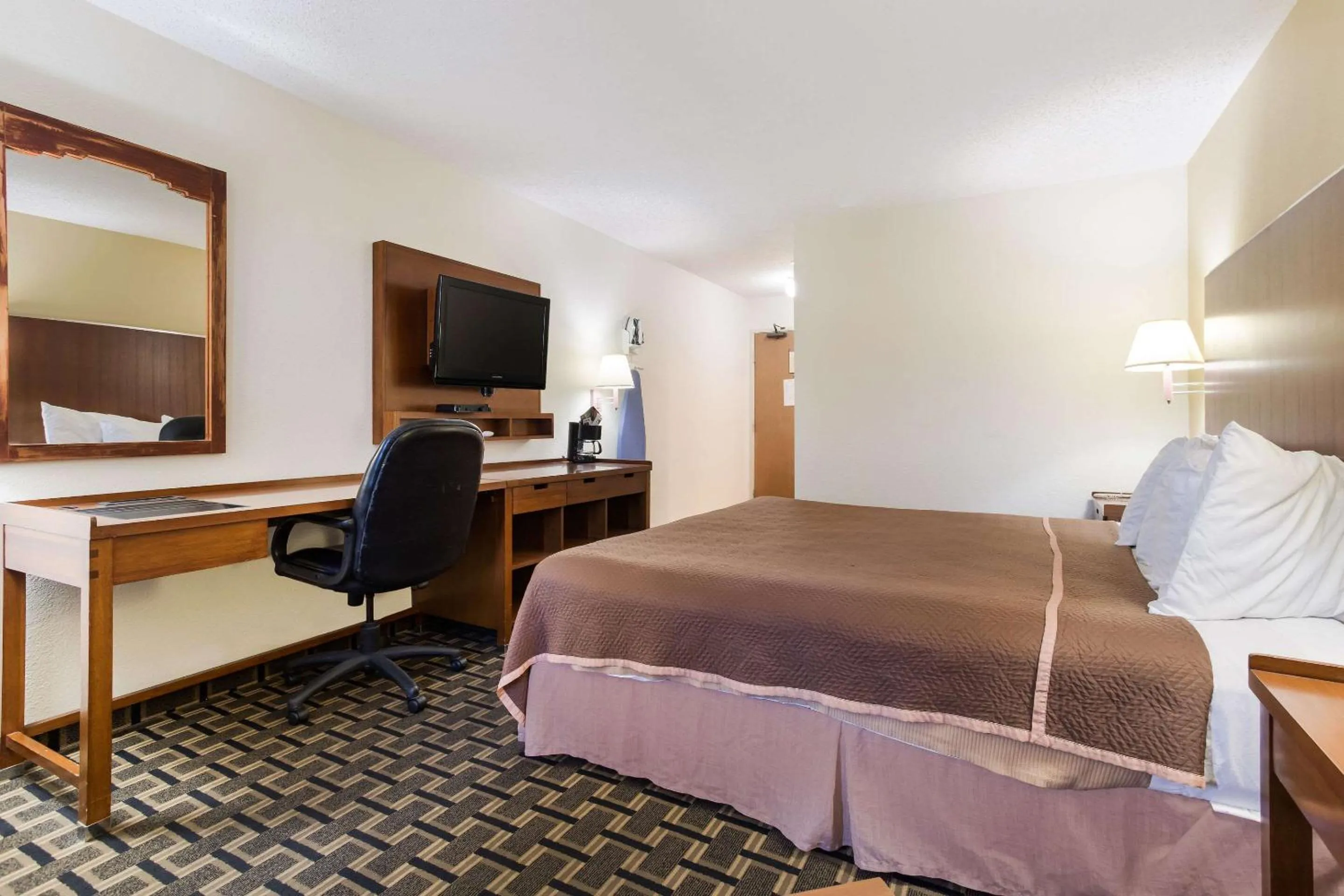 Photo of the whole room, Bed in Rodeway Inn Gallup West