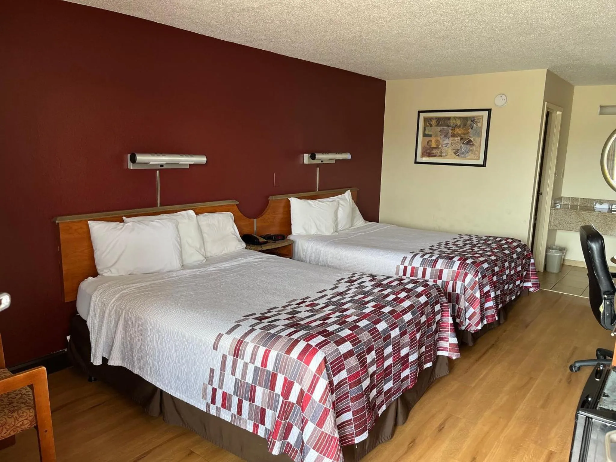 Photo of the whole room, Bed in Red Roof Inn Virginia Beach-Norfolk Airport