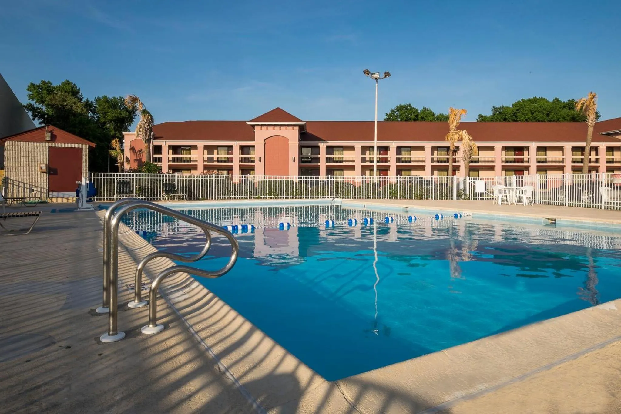 Swimming pool in Red Roof Inn Virginia Beach-Norfolk Airport