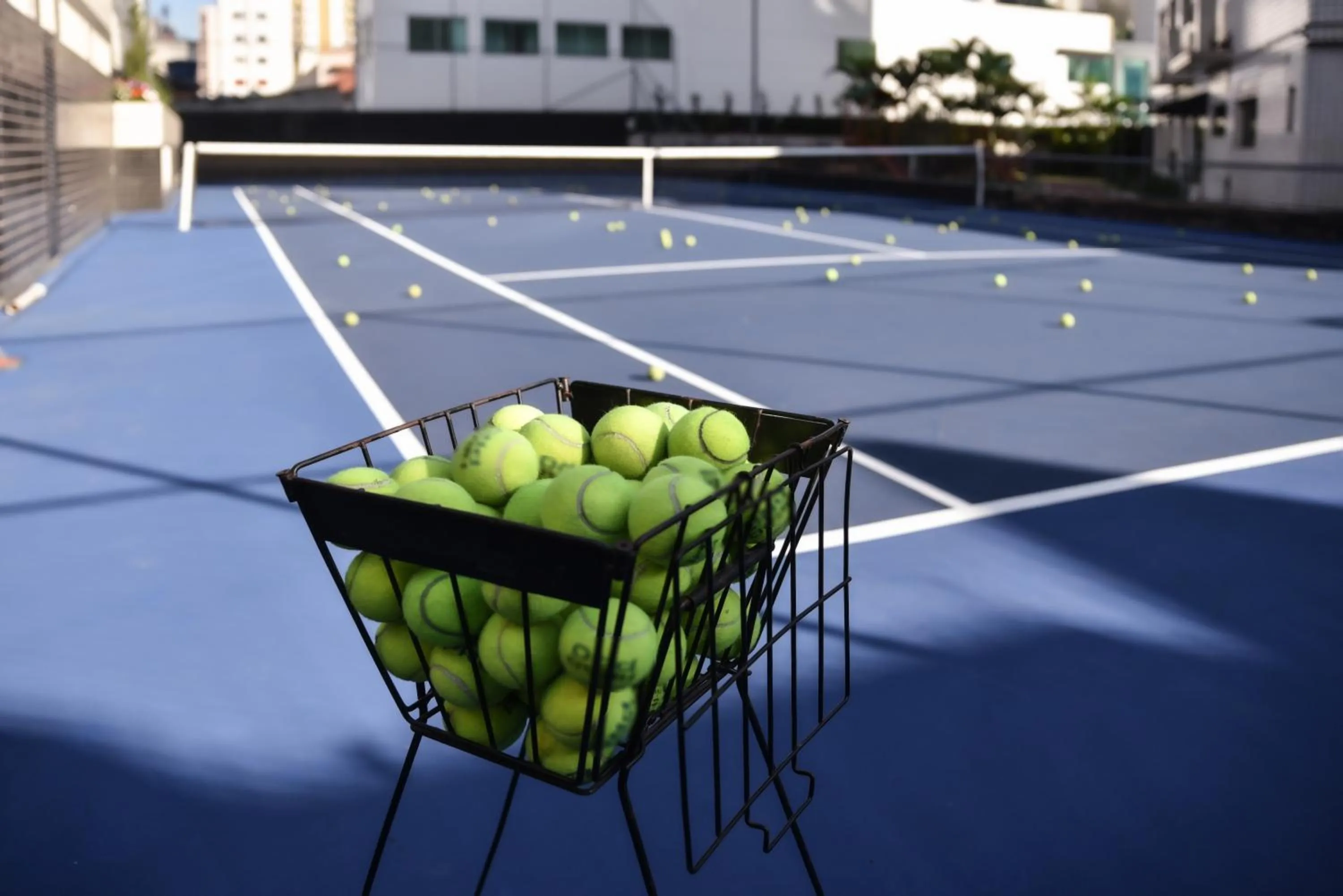 Tennis court in Plaza Inn Small Town Flat