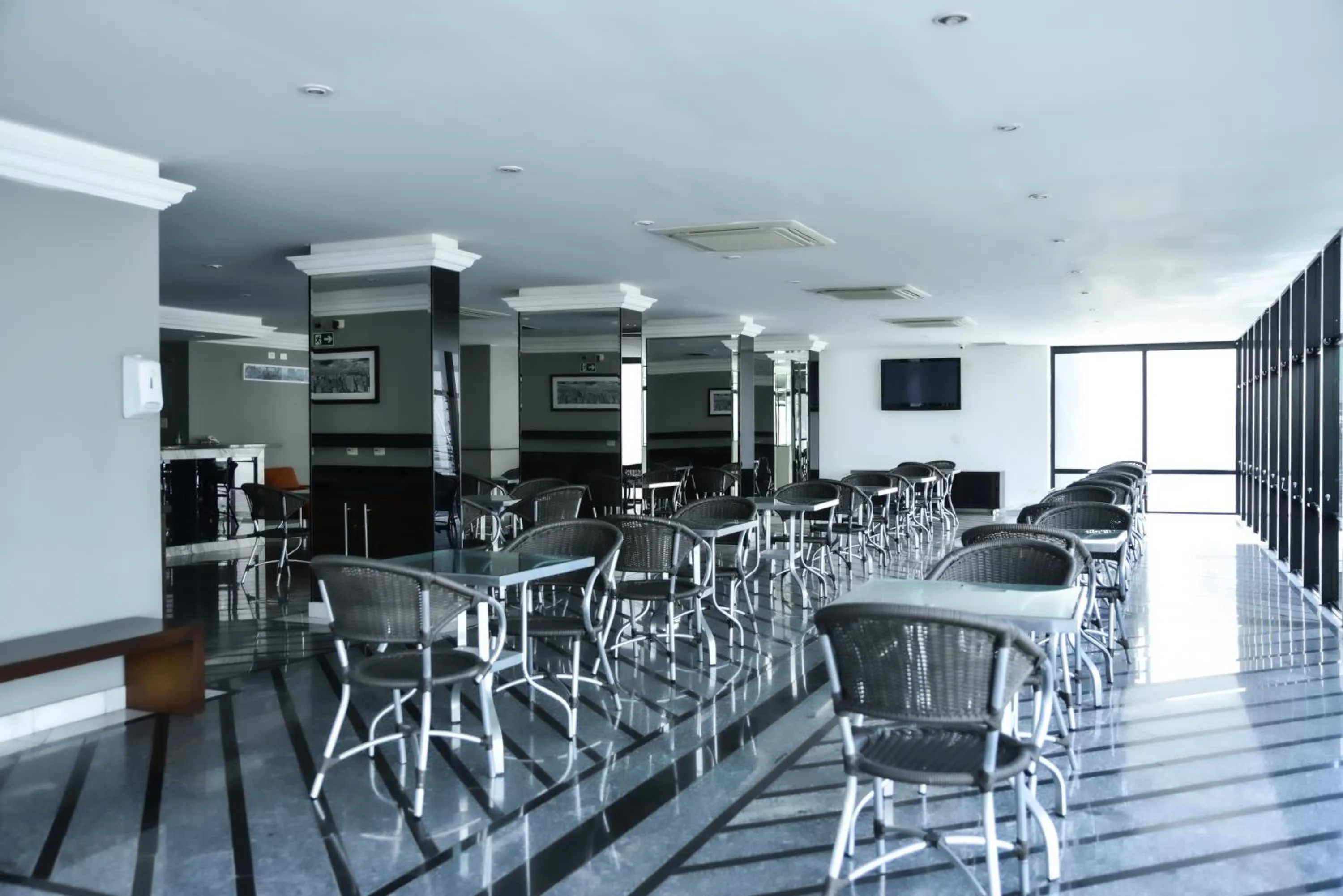 Restaurant/places to eat in Plaza Inn Small Town Flat