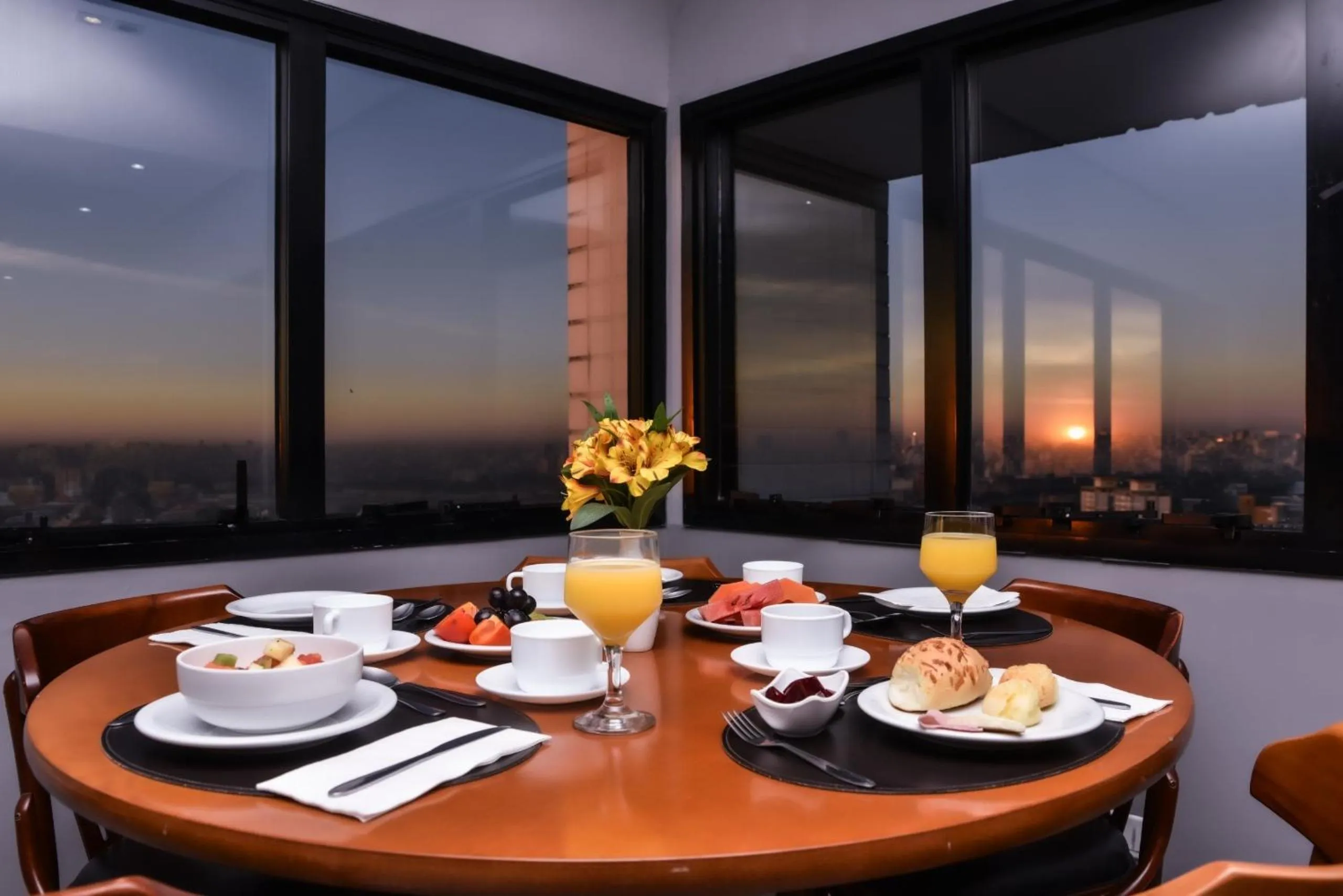 Breakfast in Plaza Inn Small Town Flat