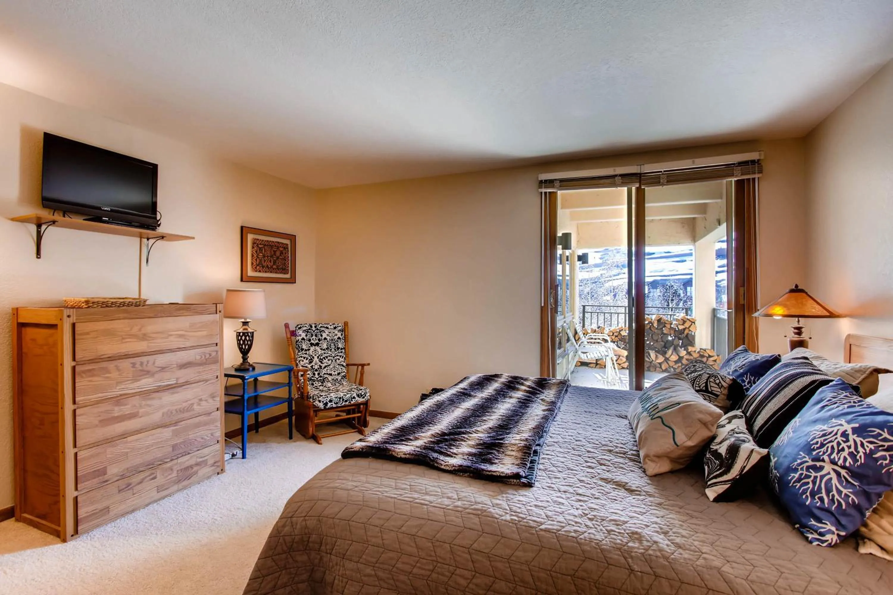 Bed in The Plaza Condominiums, A Vail Resorts Property