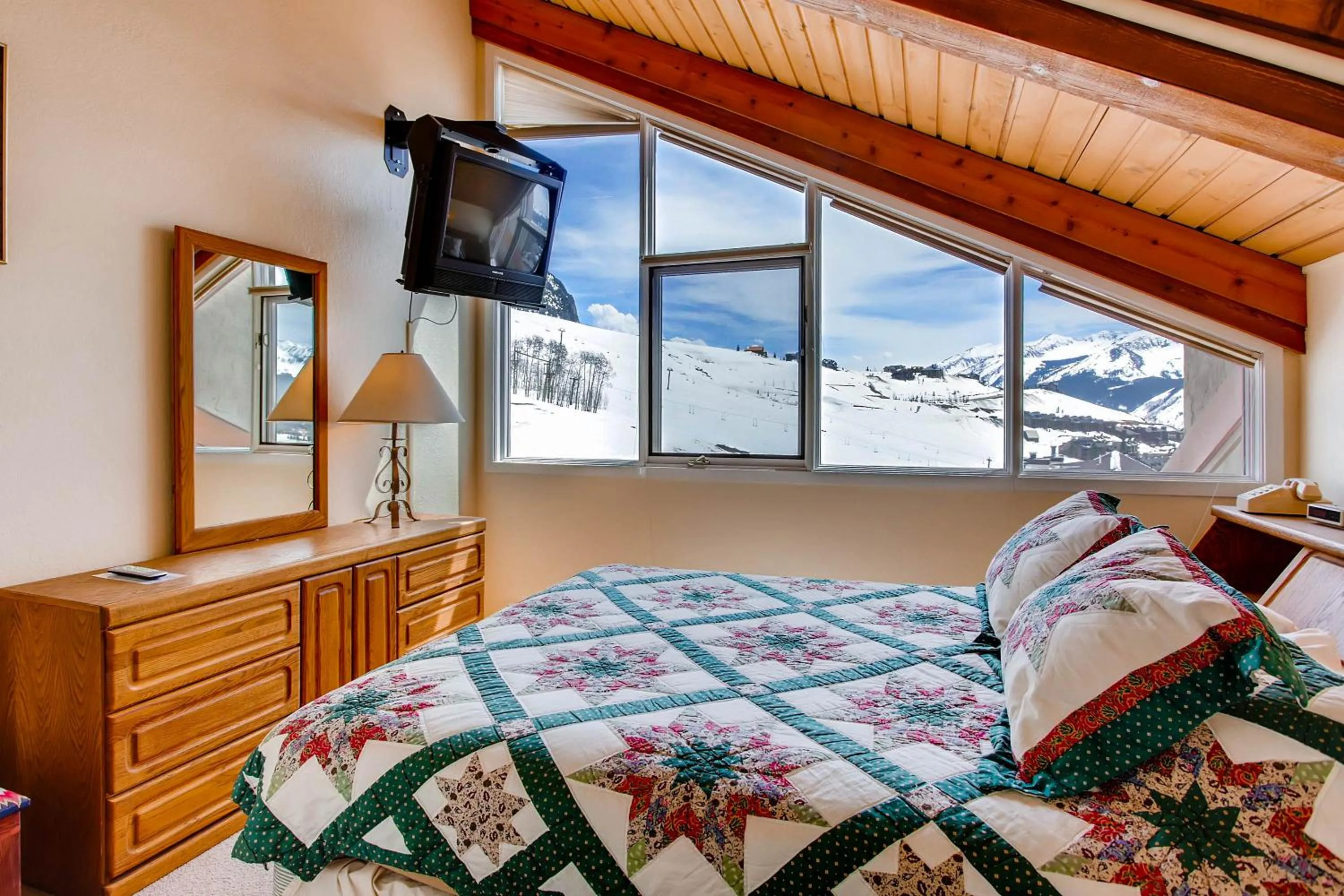 Bed in The Plaza Condominiums, A Vail Resorts Property