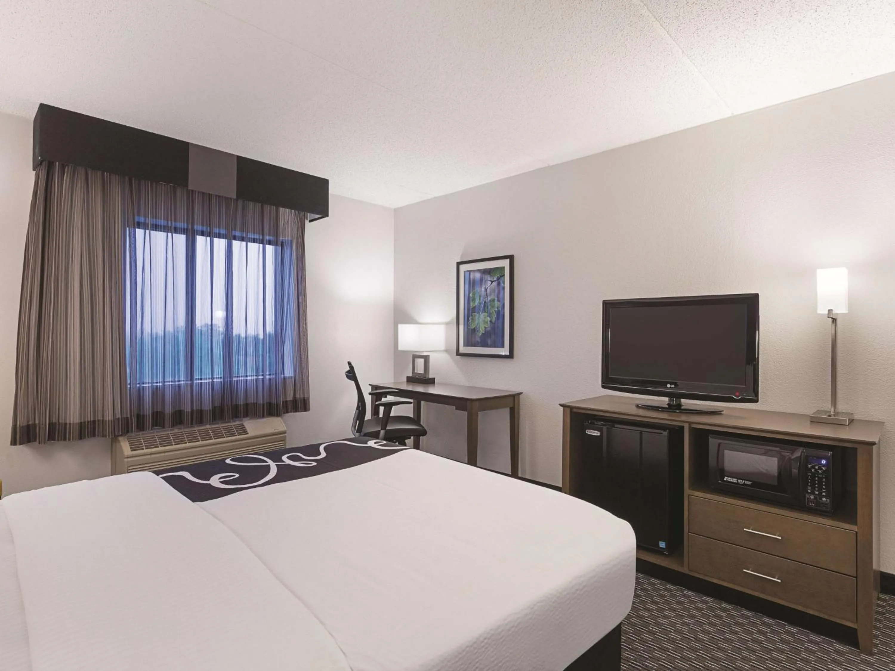 Photo of the whole room, Bed in La Quinta by Wyndham Baltimore BWI Airport