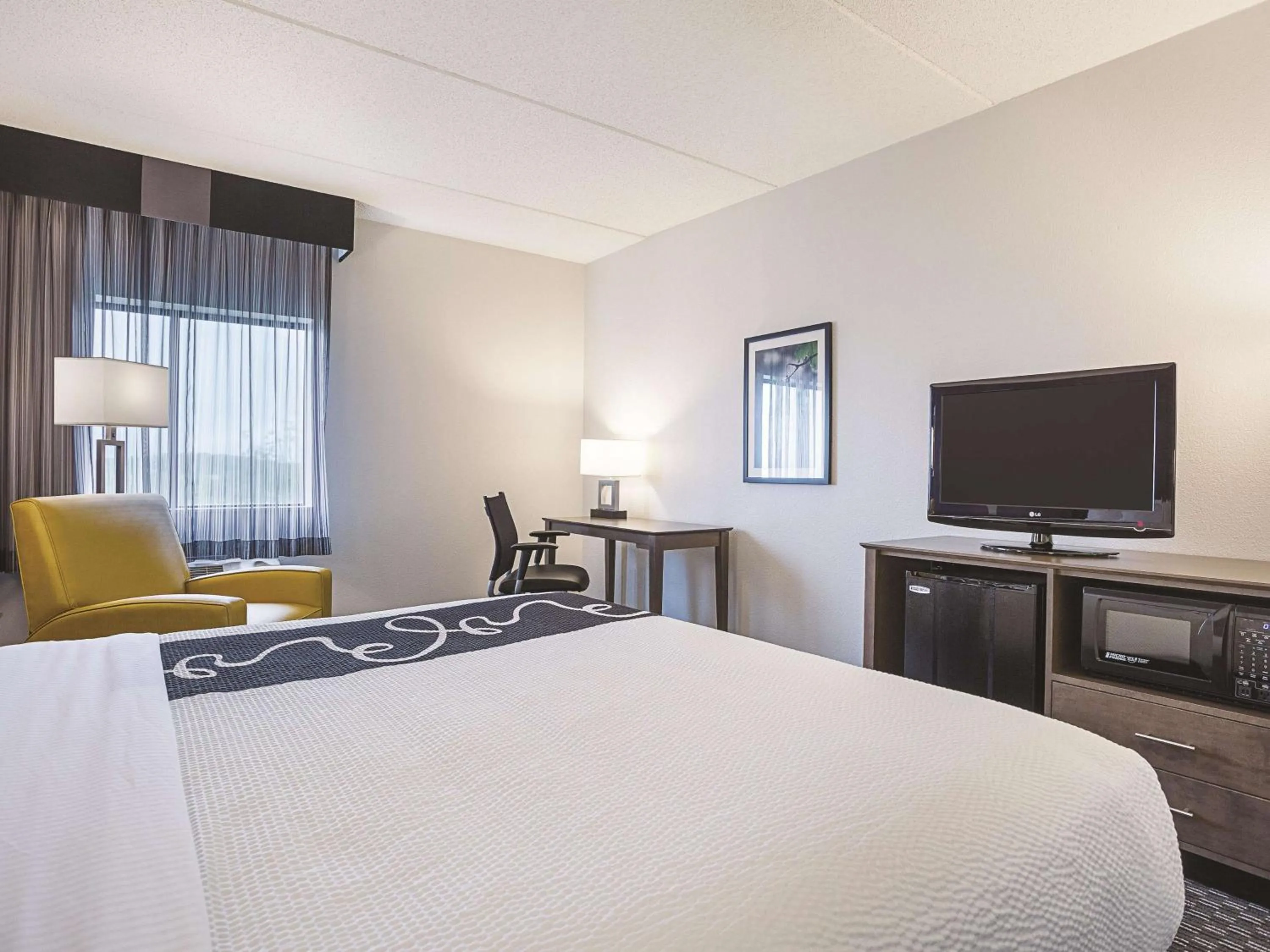 Photo of the whole room, Bed in La Quinta by Wyndham Baltimore BWI Airport