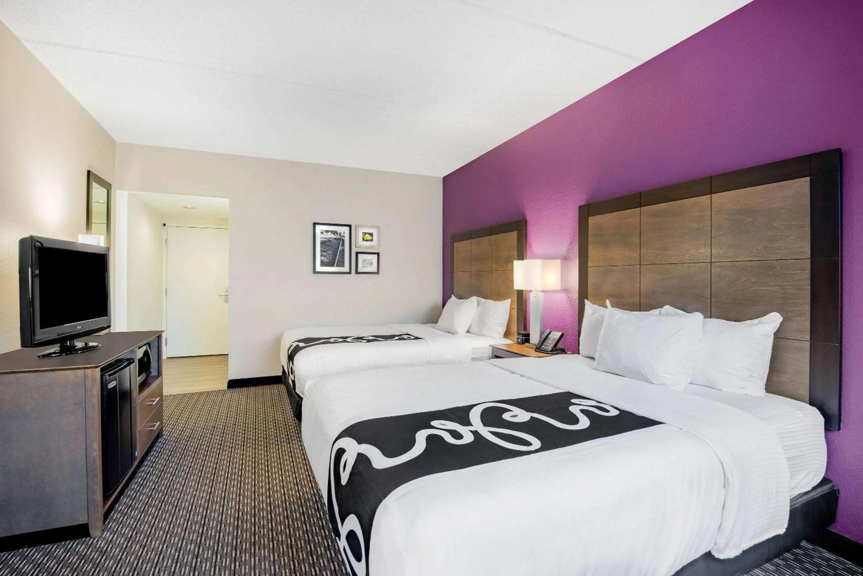 Photo of the whole room, Bed in La Quinta by Wyndham Baltimore BWI Airport