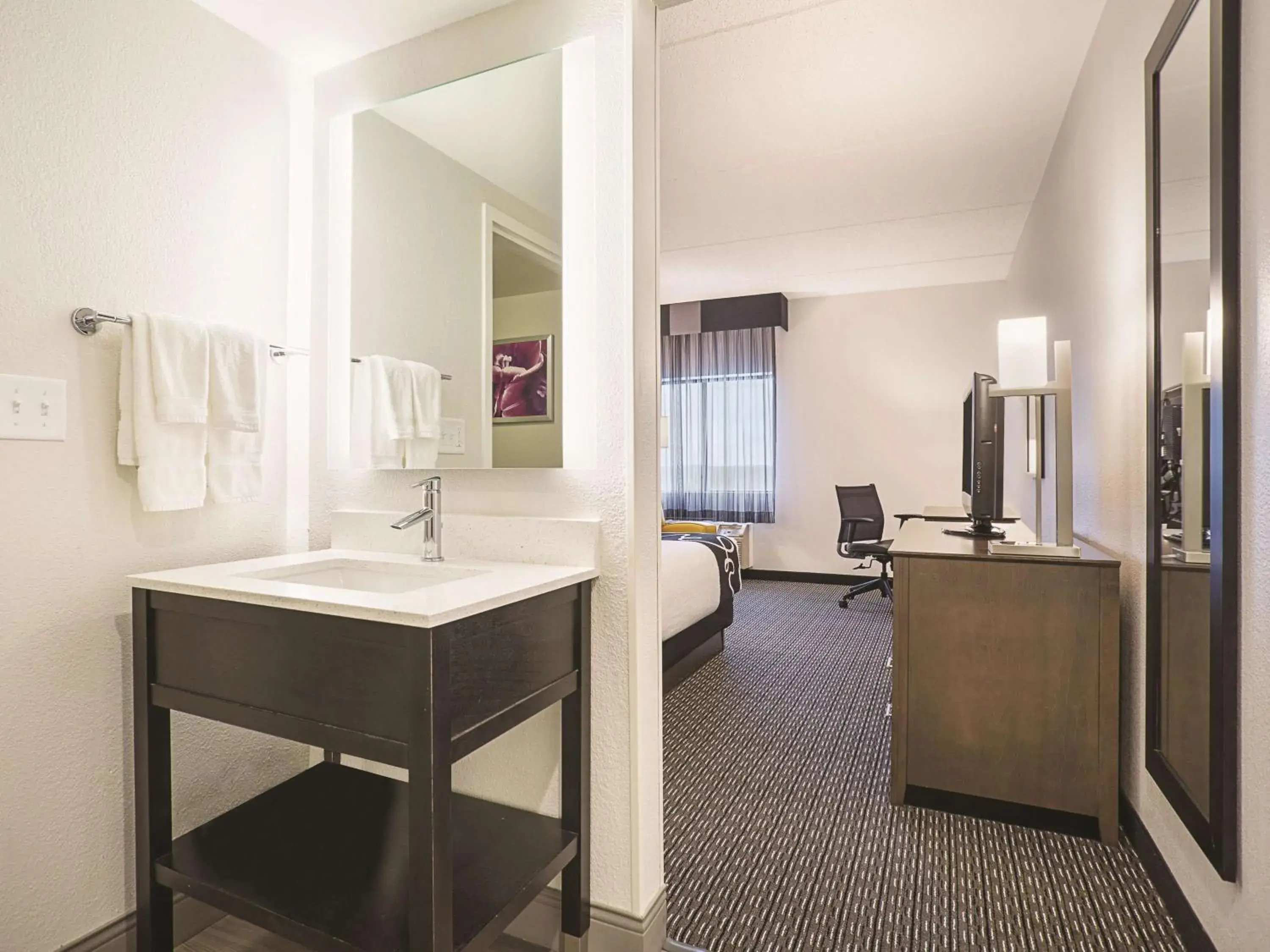 Photo of the whole room in La Quinta by Wyndham Baltimore BWI Airport Photo of the whole room in La Quinta by Wyndham Baltimore BWI Airport