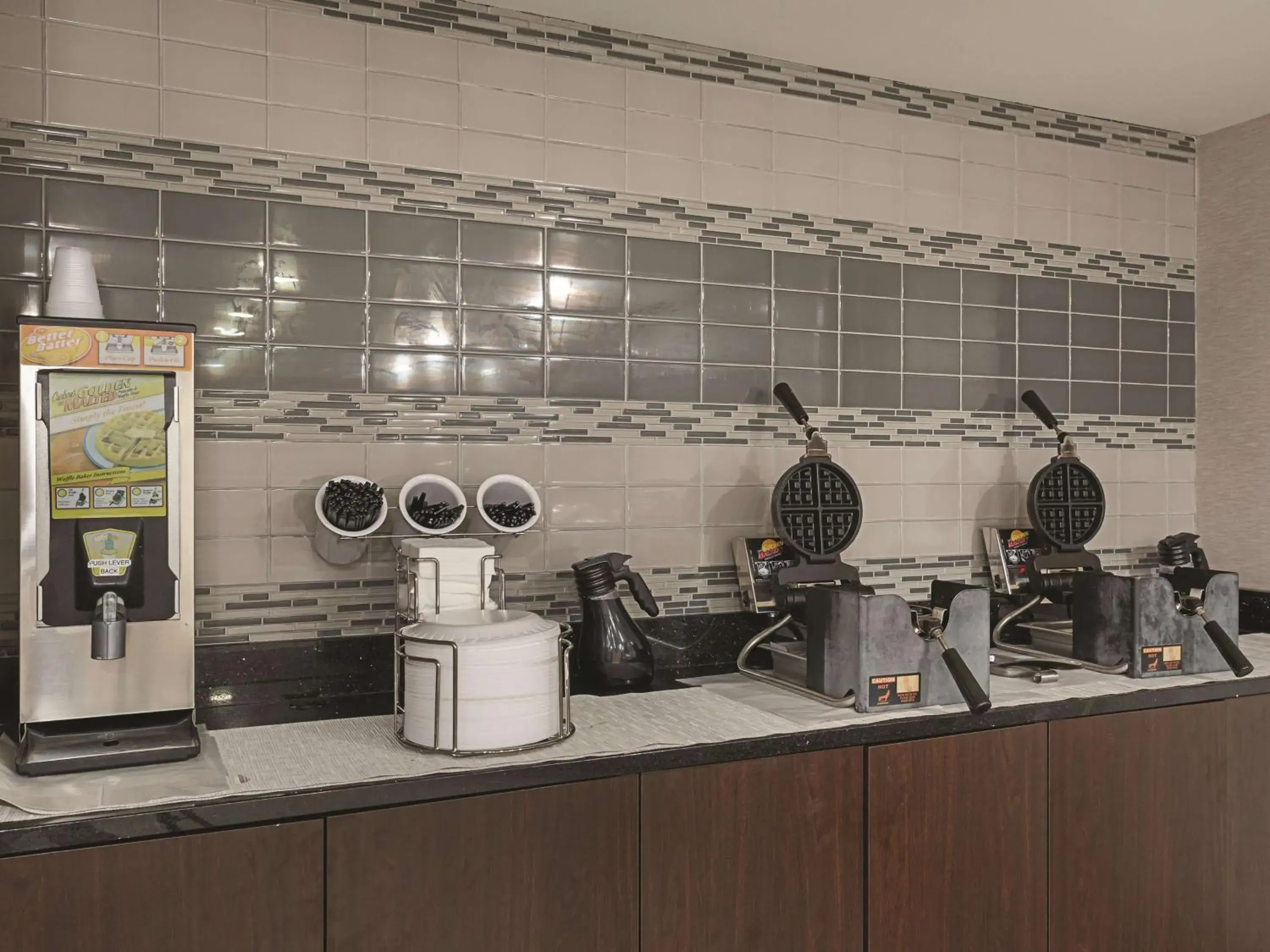 Restaurant/places to eat in La Quinta by Wyndham Baltimore BWI Airport Restaurant/places to eat in La Quinta by Wyndham Baltimore BWI Airport