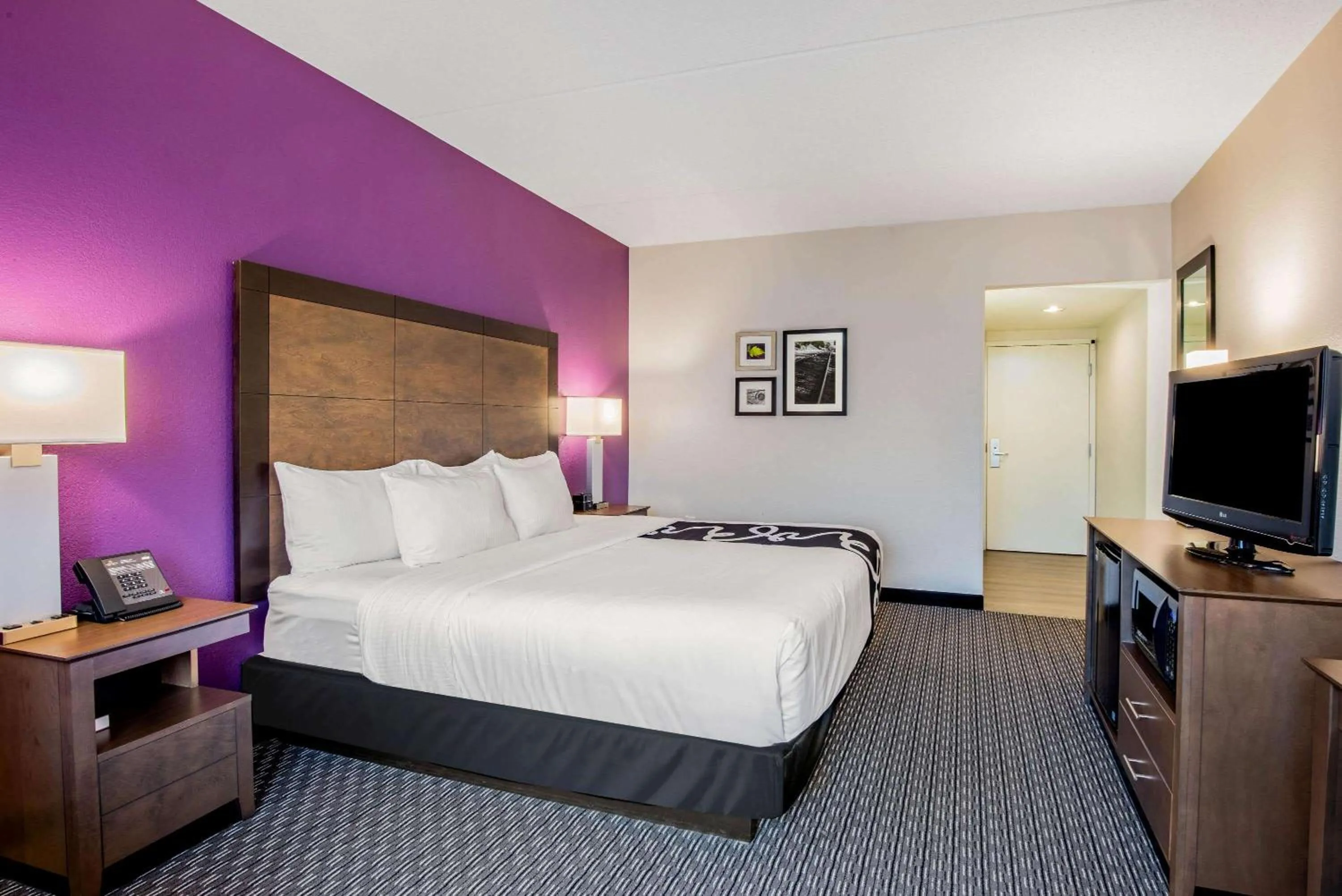 Photo of the whole room, Bed in La Quinta by Wyndham Baltimore BWI Airport