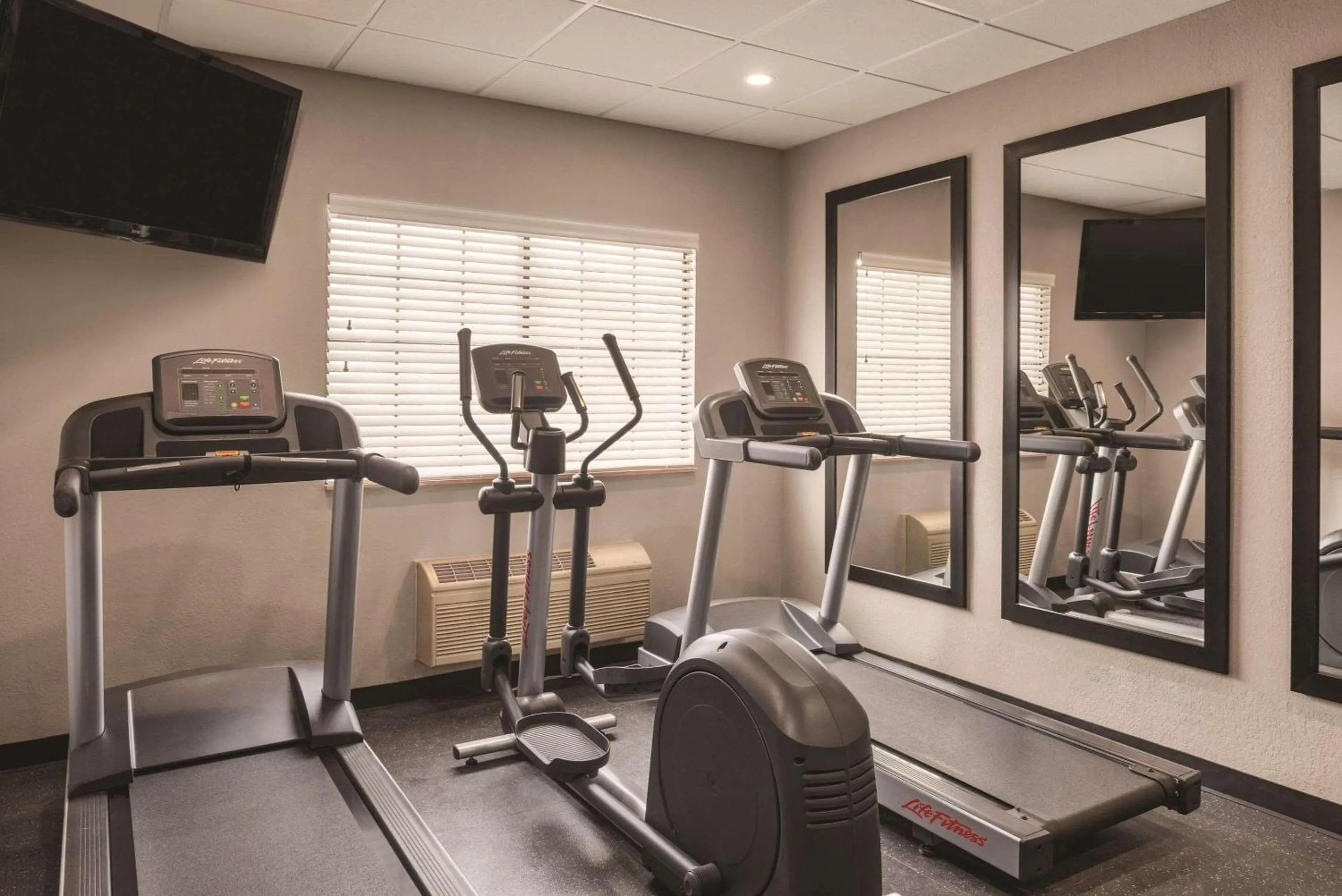 Fitness centre/facilities in Country Inn & Suites by Radisson, Chicago-Hoffman