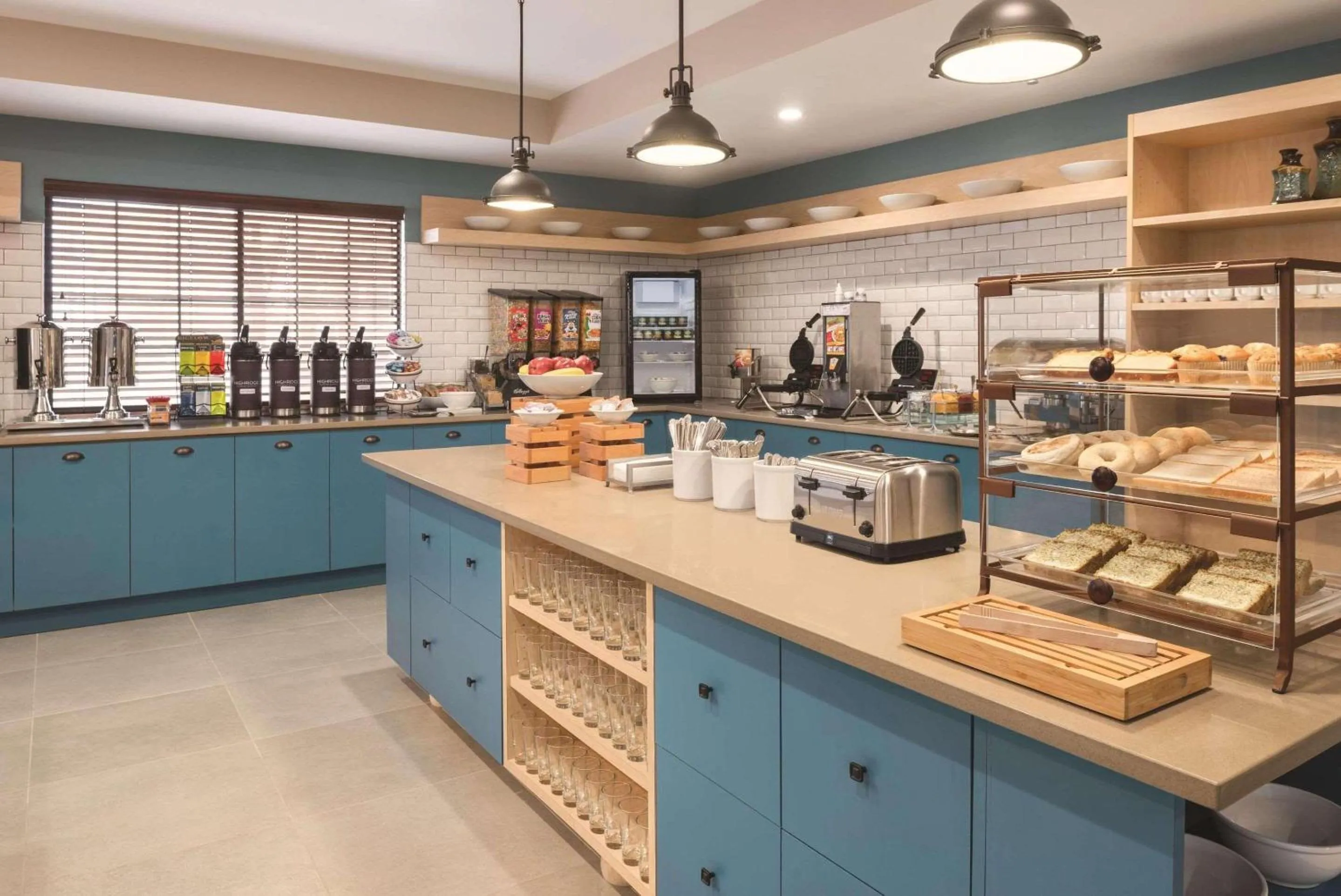 Breakfast in Country Inn & Suites by Radisson, Chicago-Hoffman