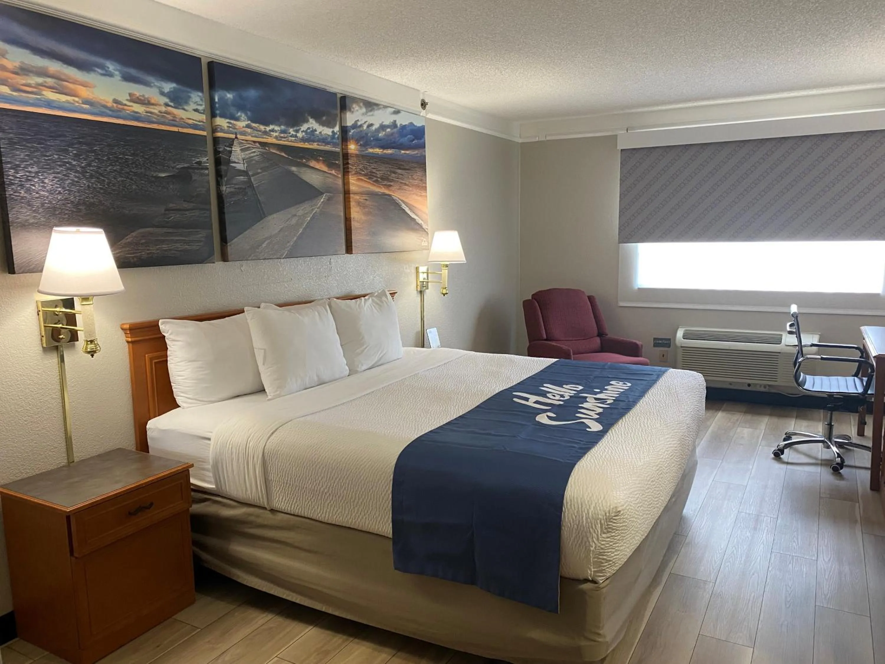 Bedroom, Bed in Days Inn & Suites by Wyndham Arlington Heights