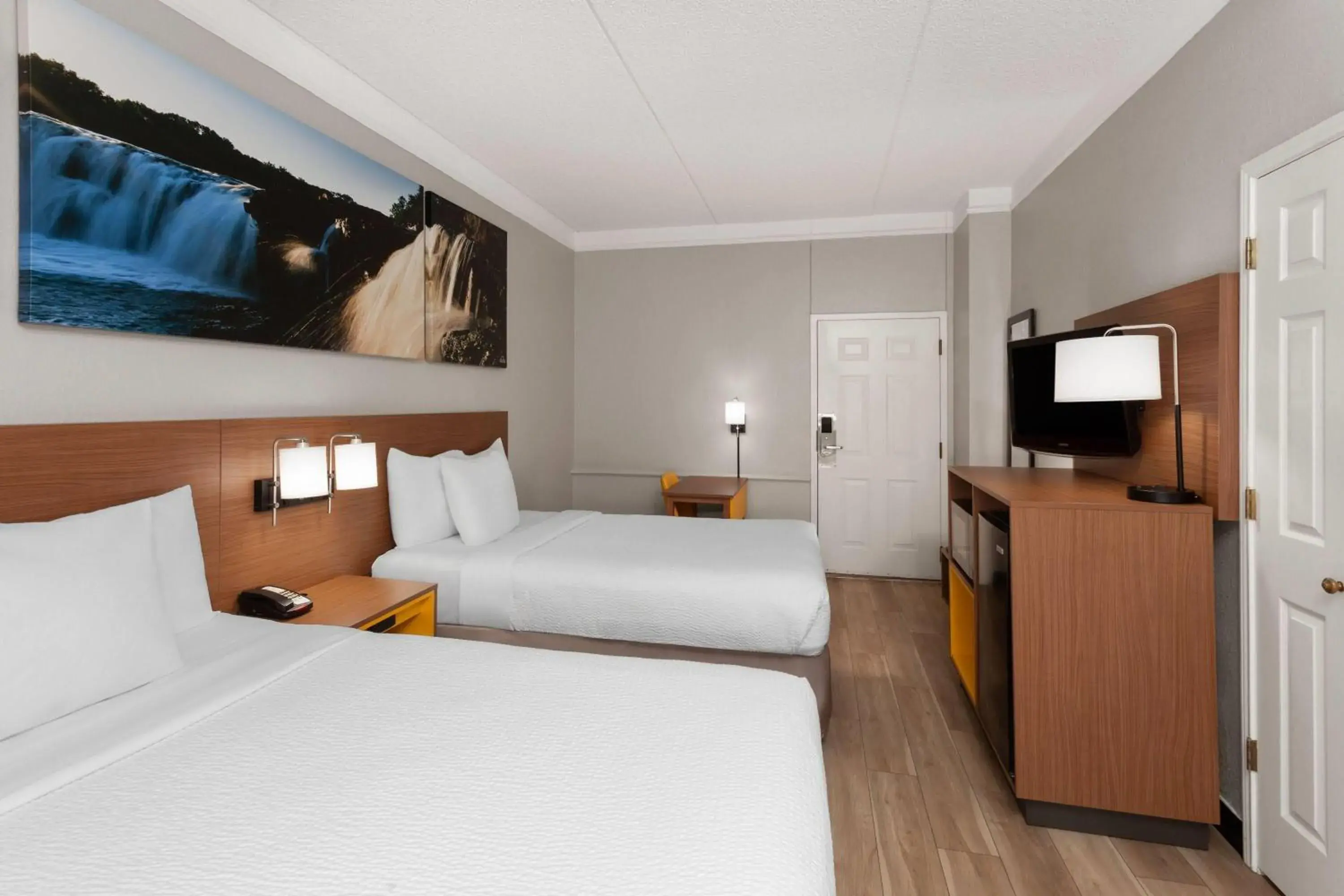 Photo of the whole room, Bed in Days Inn & Suites by Wyndham Arlington Heights Photo of the whole room, Bed in Days Inn & Suites by Wyndham Arlington Heights