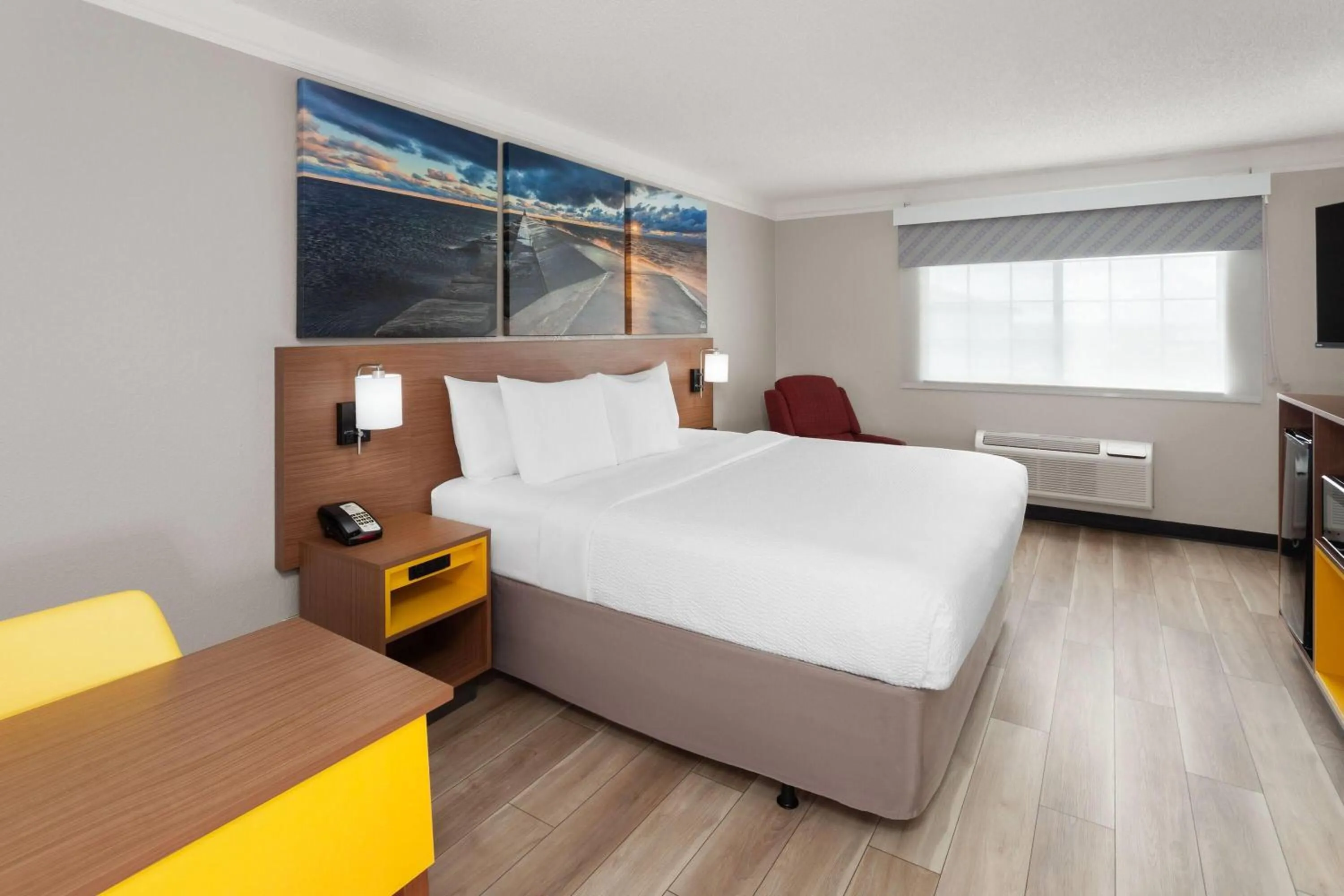 Photo of the whole room, Bed in Days Inn & Suites by Wyndham Arlington Heights