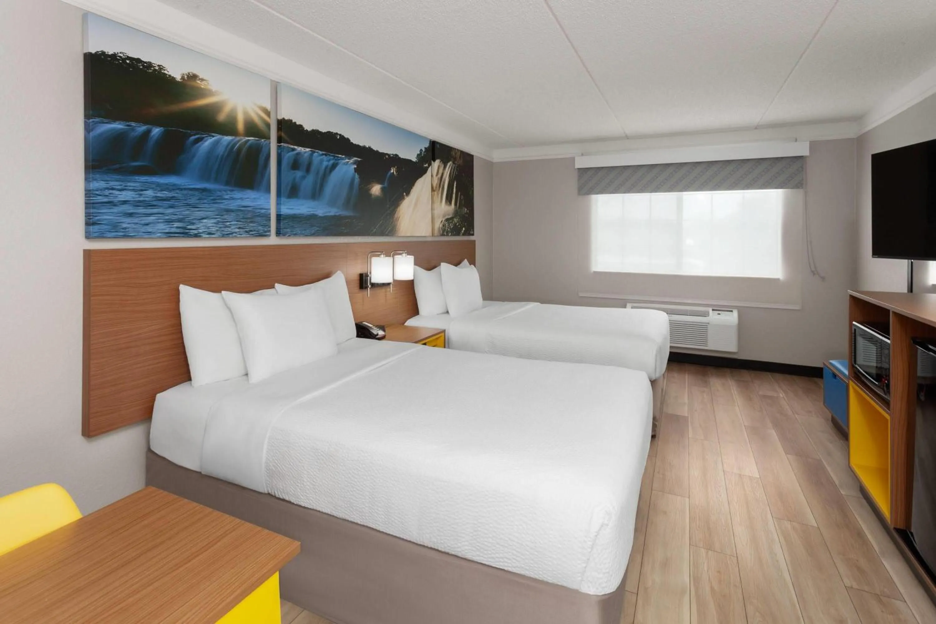 Photo of the whole room, Bed in Days Inn & Suites by Wyndham Arlington Heights