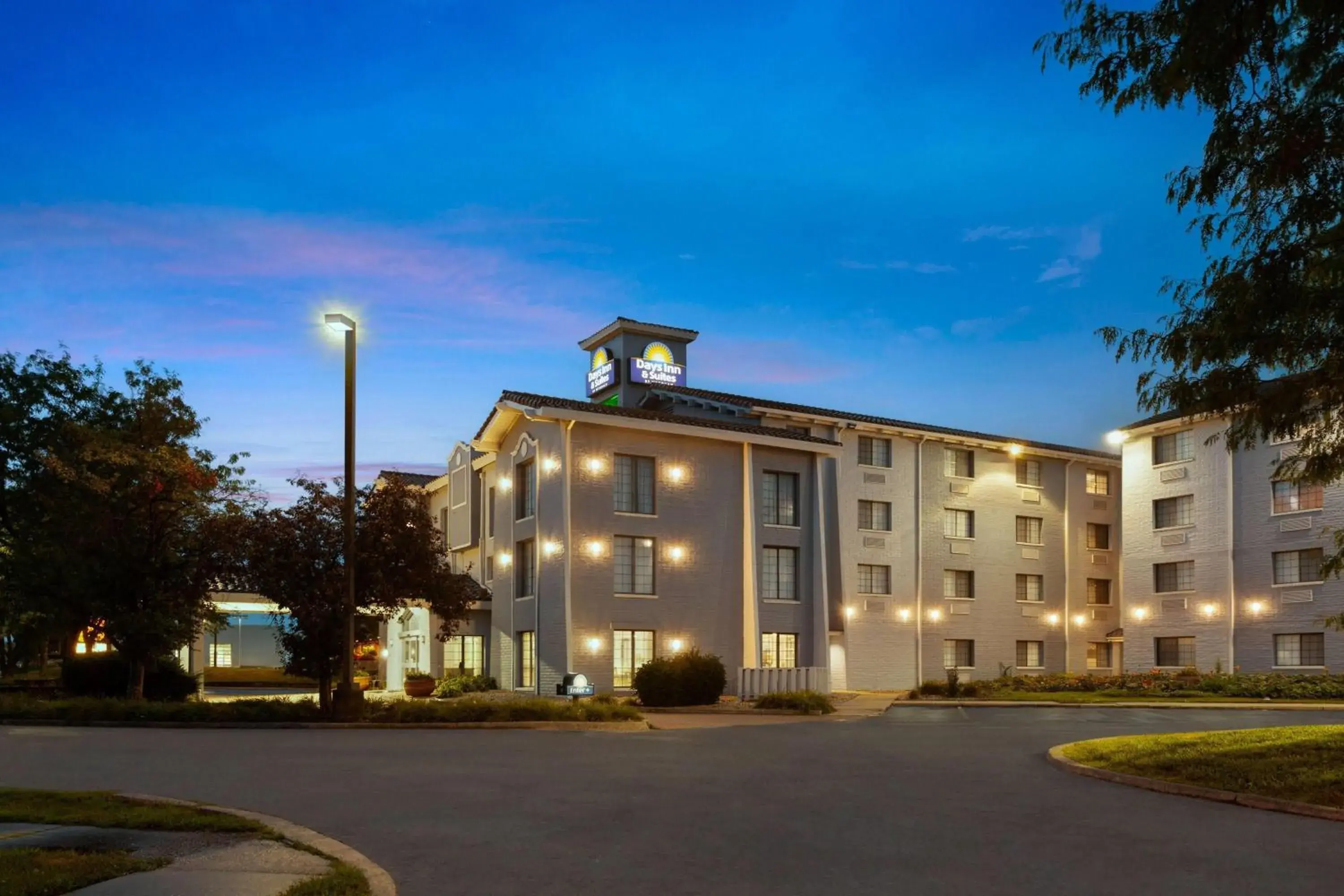 Property building in Days Inn & Suites by Wyndham Arlington Heights Property building in Days Inn & Suites by Wyndham Arlington Heights