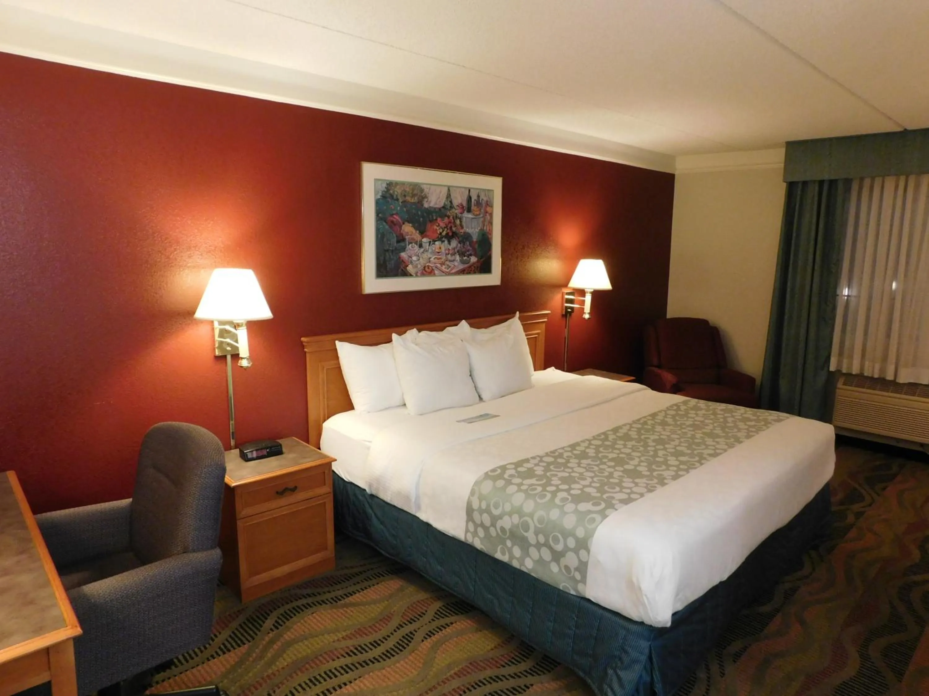 Bedroom, Bed in Days Inn & Suites by Wyndham Arlington Heights