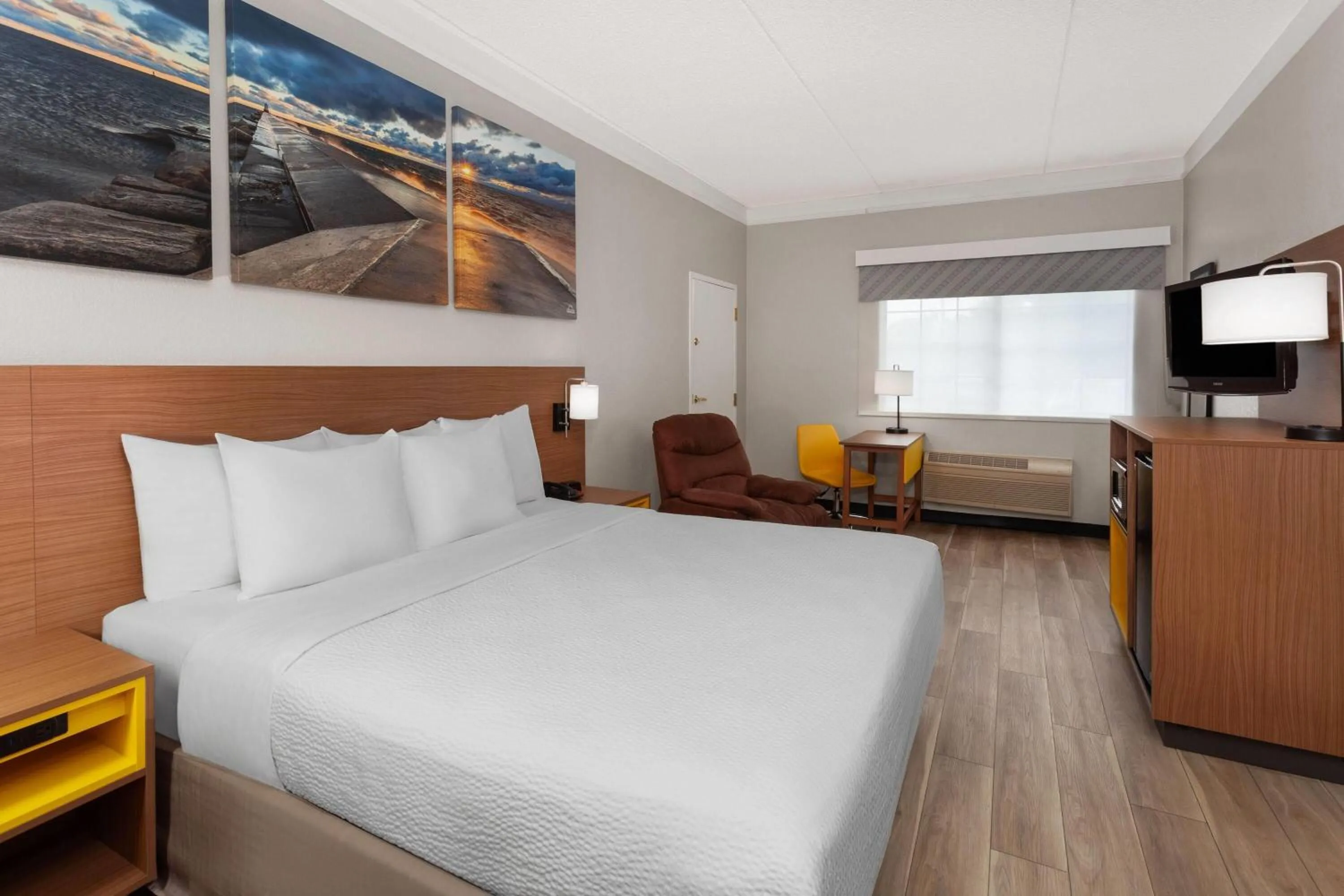 Photo of the whole room, Bed in Days Inn & Suites by Wyndham Arlington Heights