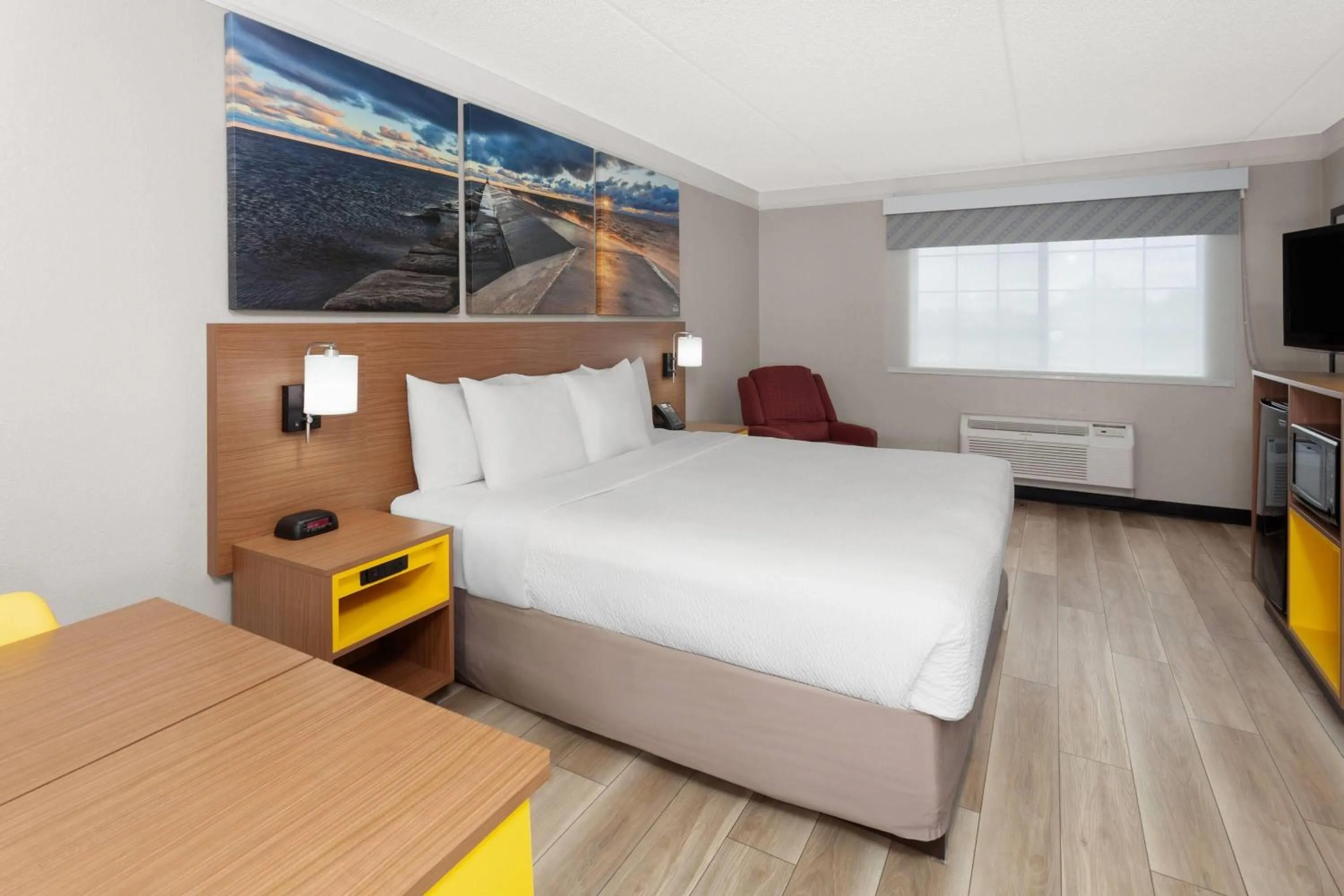 Photo of the whole room, Bed in Days Inn & Suites by Wyndham Arlington Heights