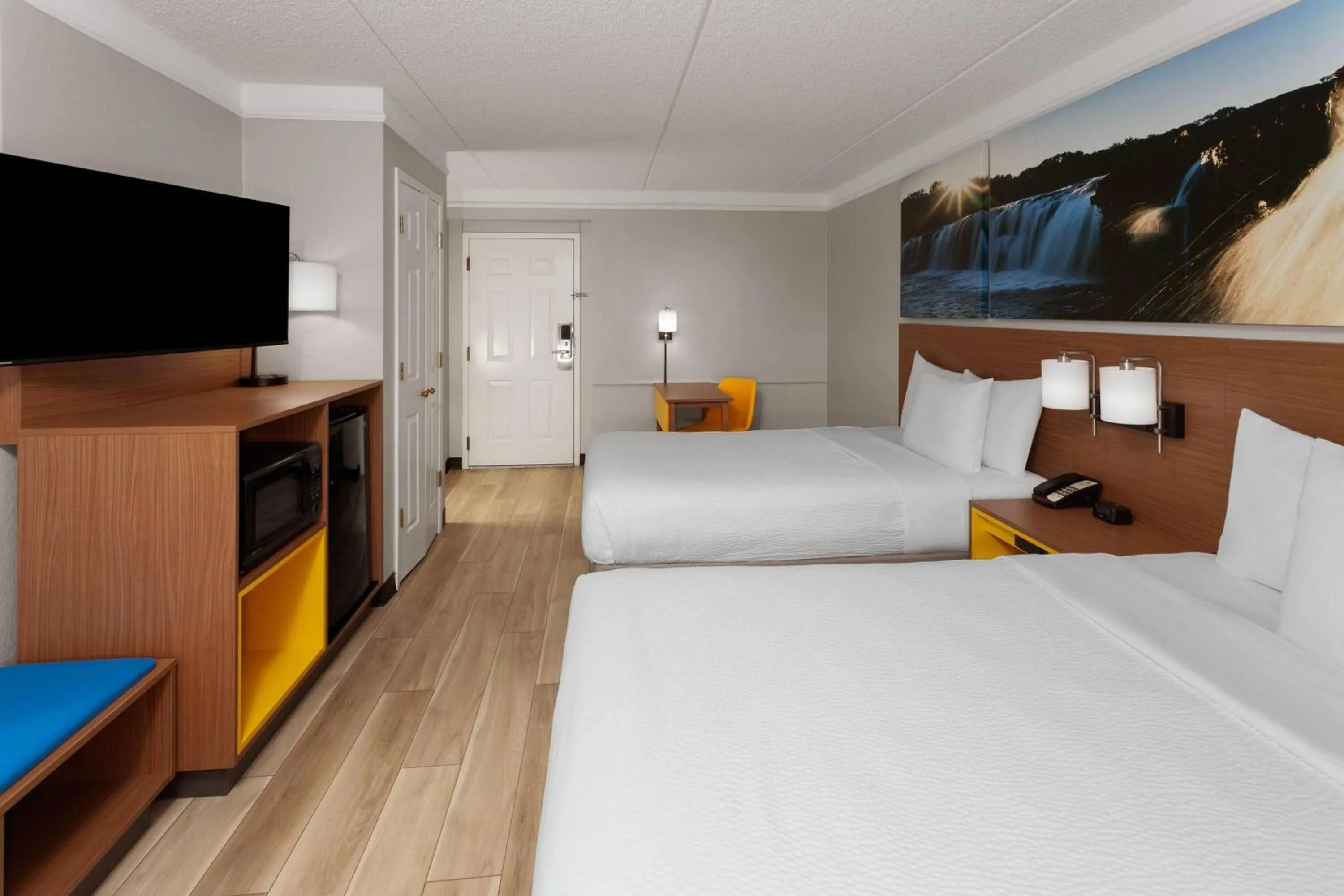 Photo of the whole room, Bed in Days Inn & Suites by Wyndham Arlington Heights