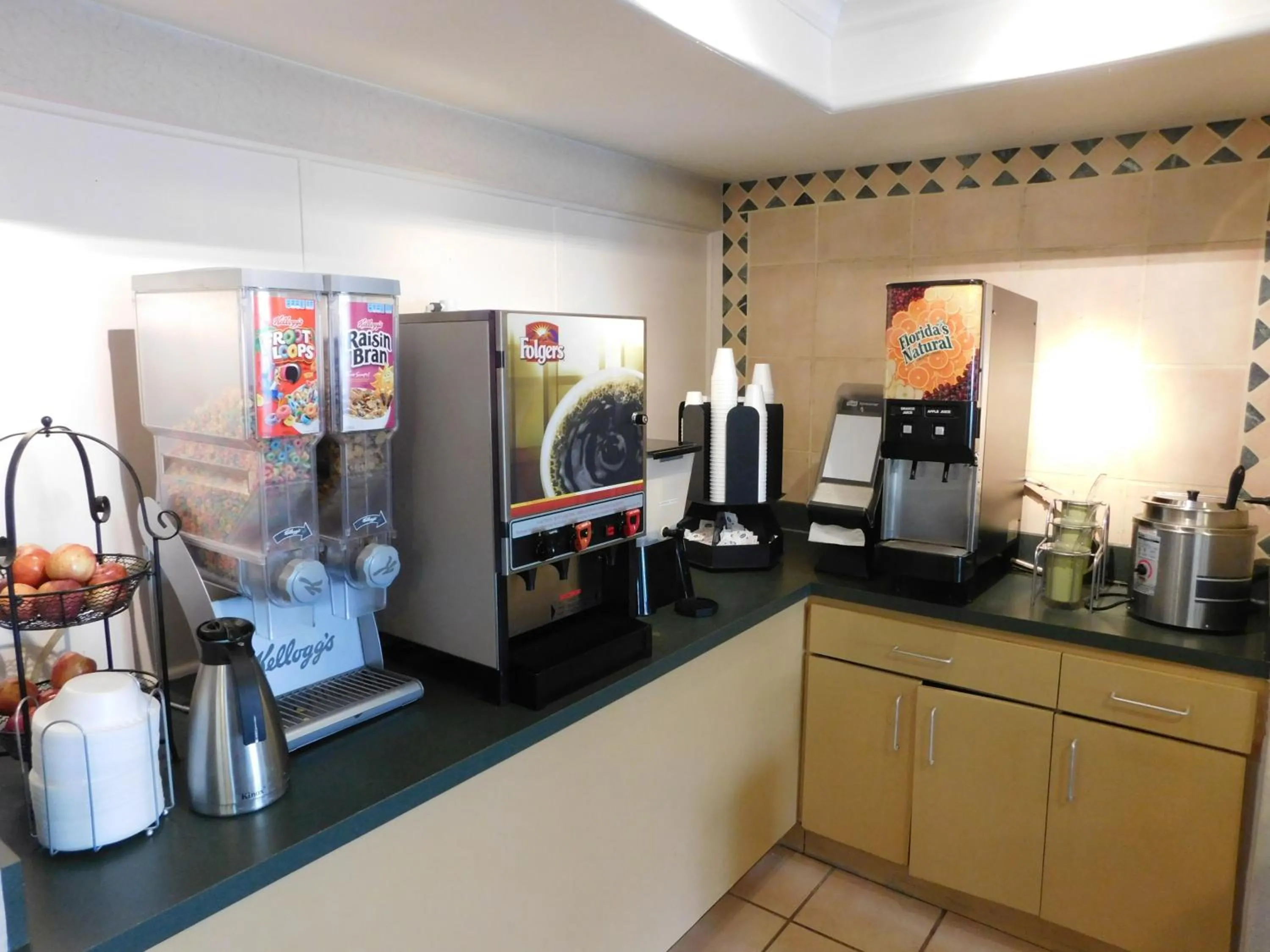 Continental breakfast in Days Inn & Suites by Wyndham Arlington Heights