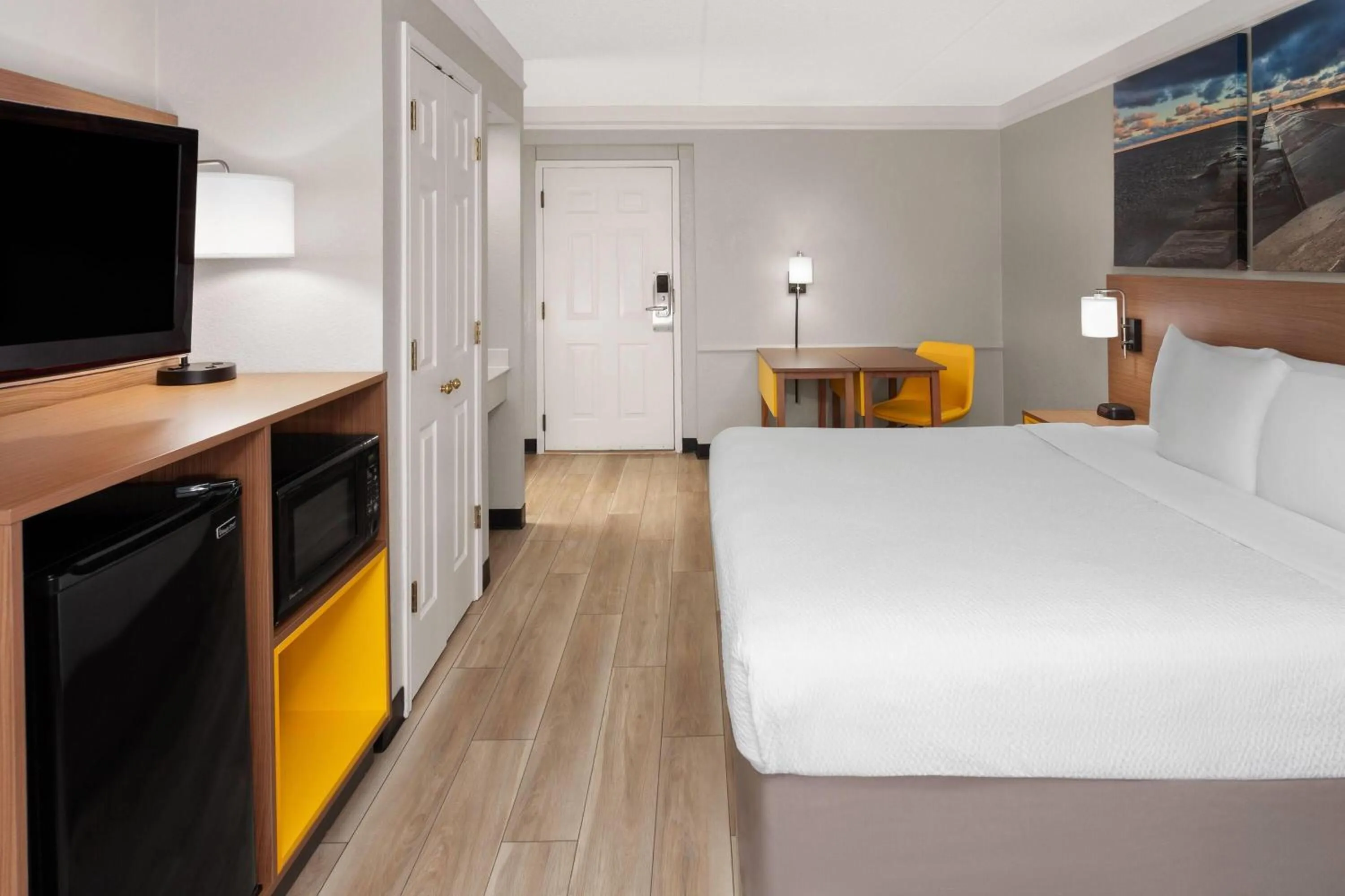 Photo of the whole room, Bed in Days Inn & Suites by Wyndham Arlington Heights