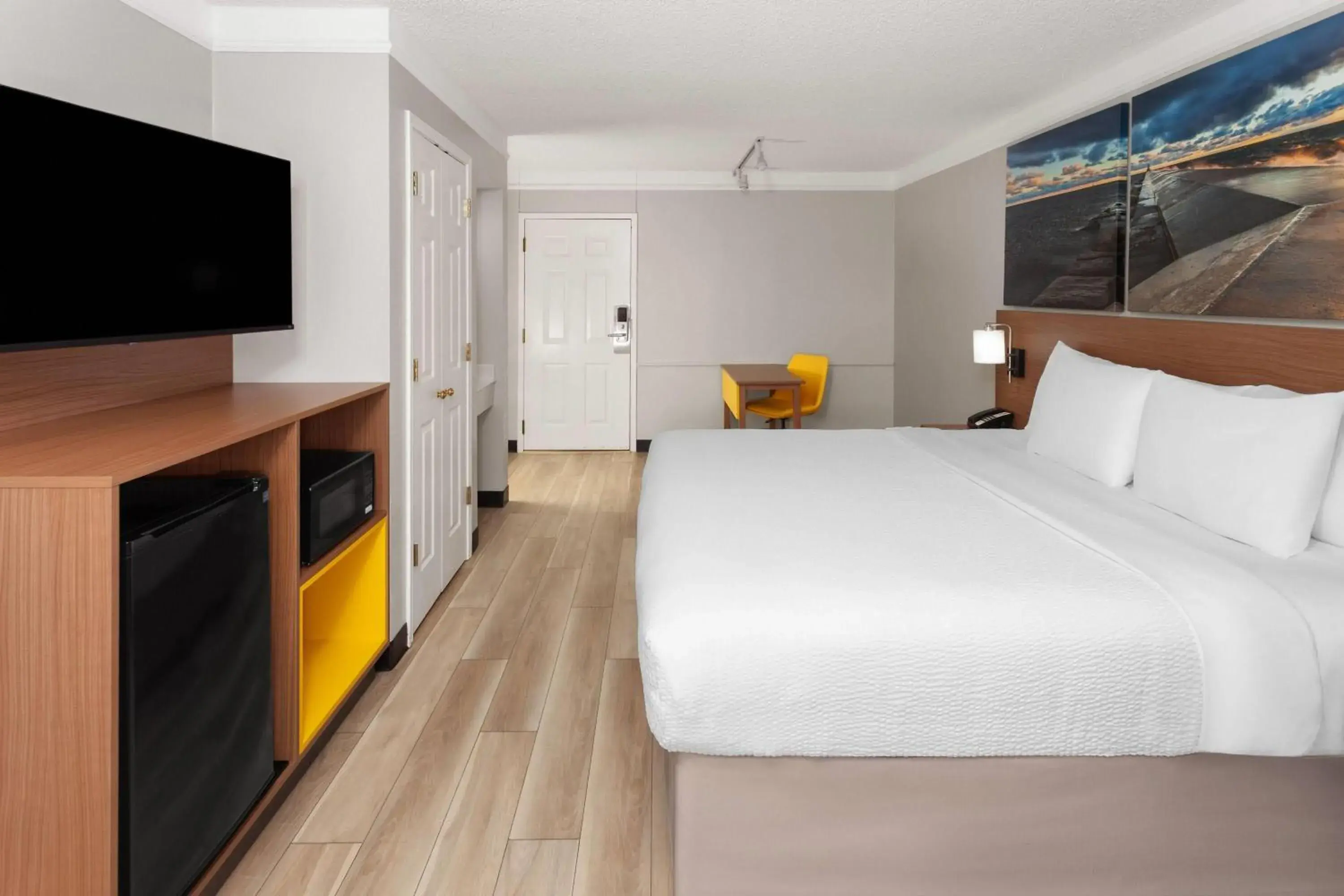 Photo of the whole room, Bed in Days Inn & Suites by Wyndham Arlington Heights Photo of the whole room, Bed in Days Inn & Suites by Wyndham Arlington Heights