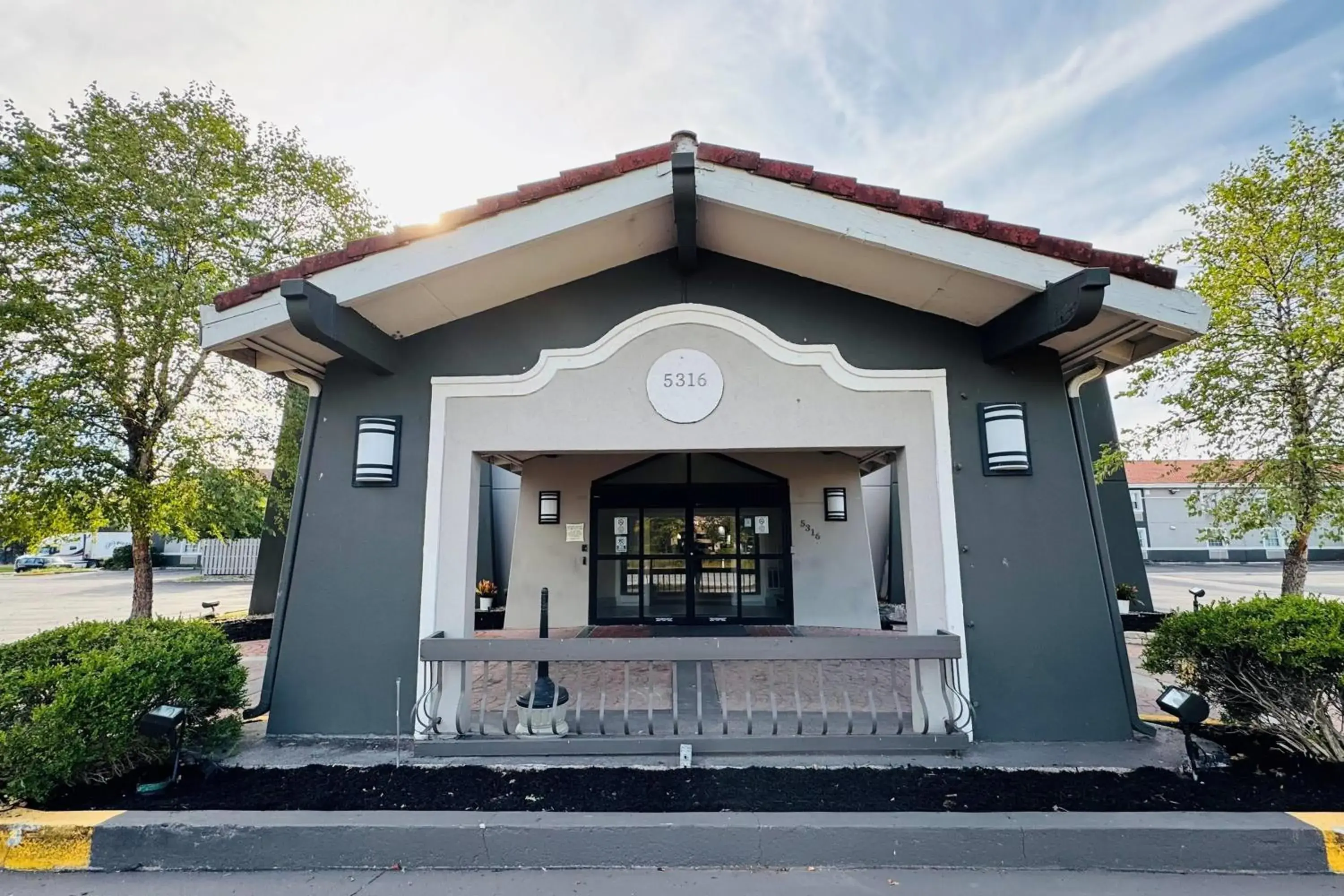 Property building in Baymont by Wyndham Indianapolis Airport Lynhurst Property building in Baymont by Wyndham Indianapolis Airport Lynhurst